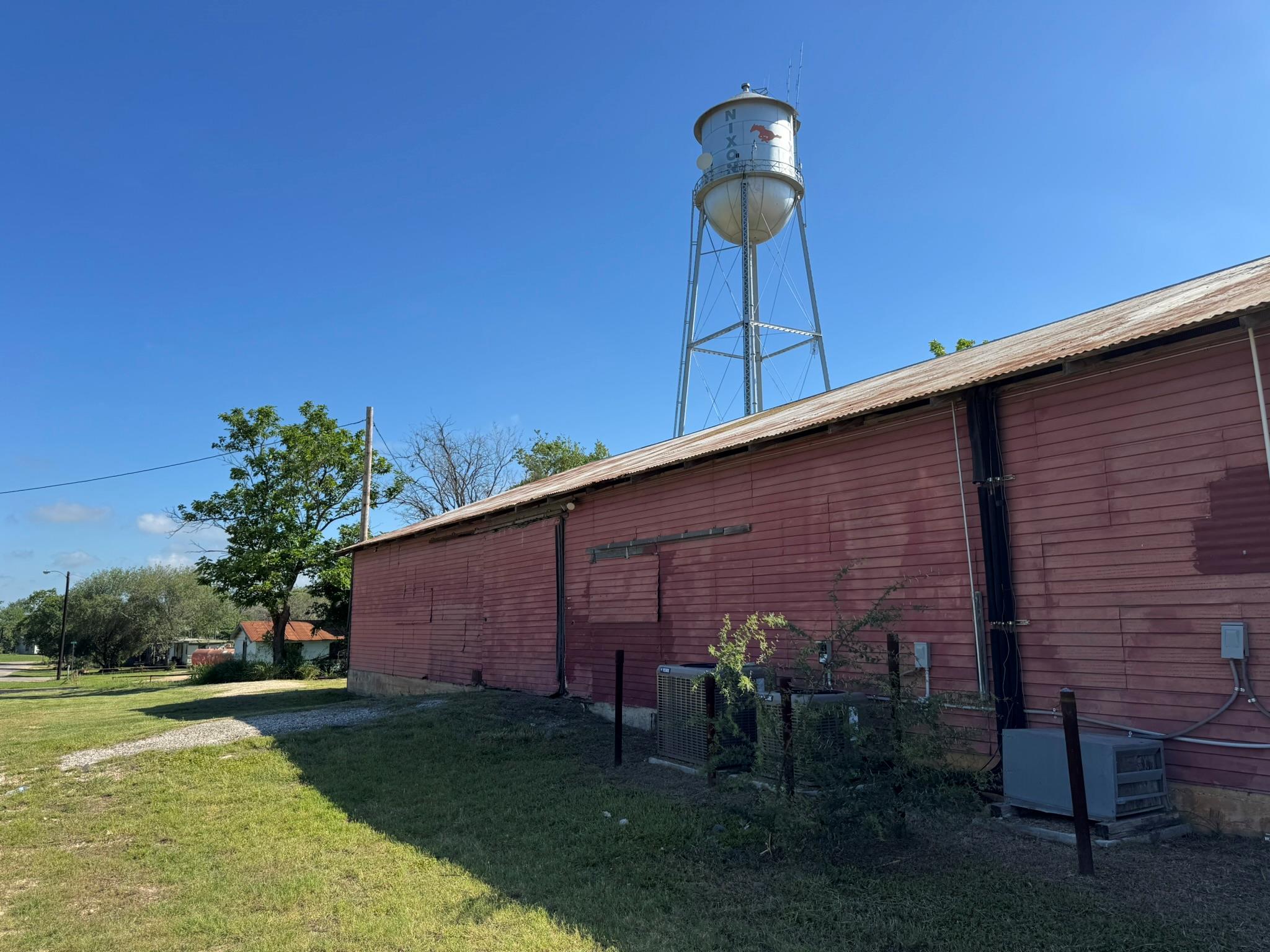 120 W 3rd St, Nixon, TX 78140