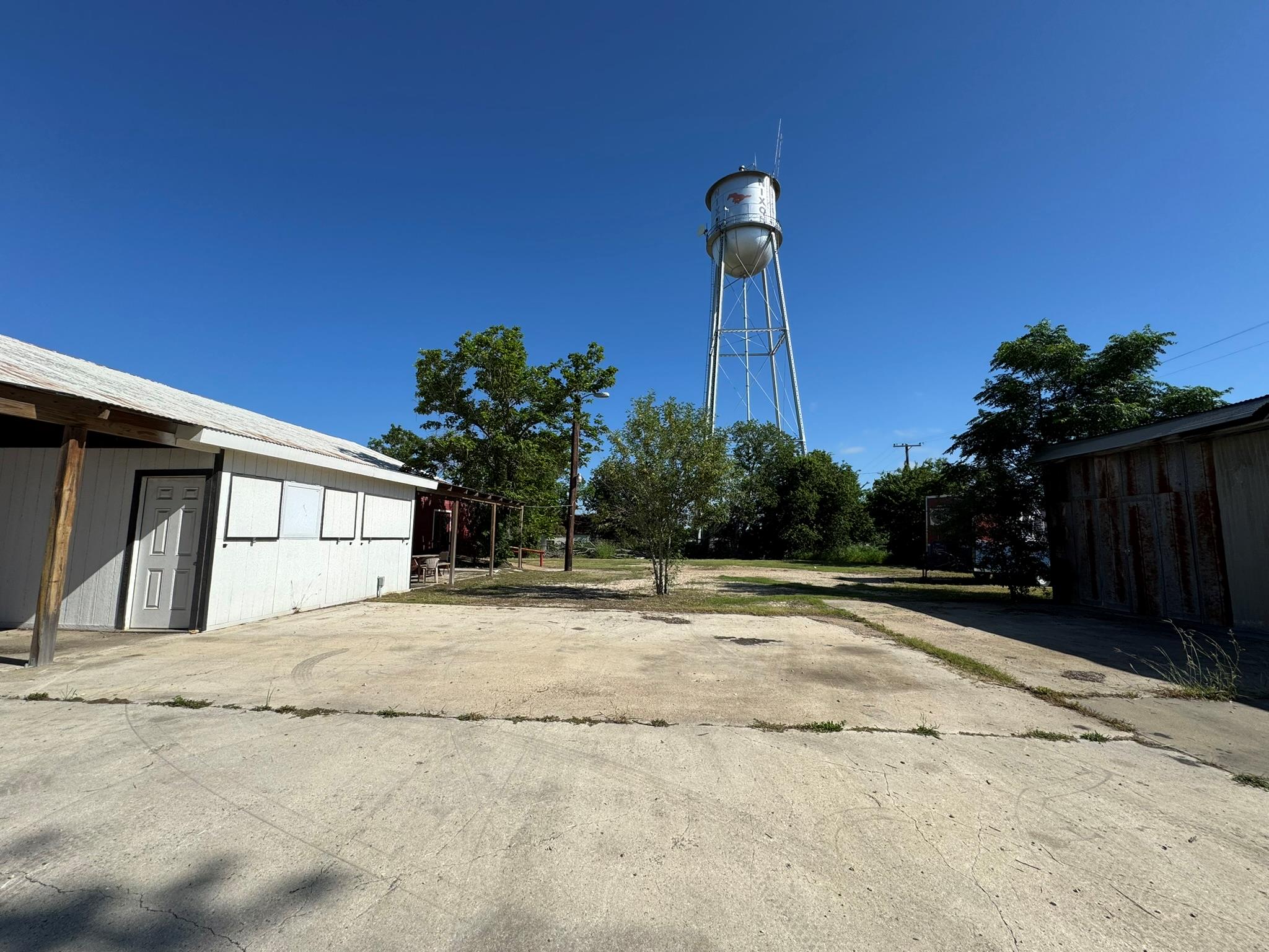 120 W 3rd St, Nixon, TX 78140