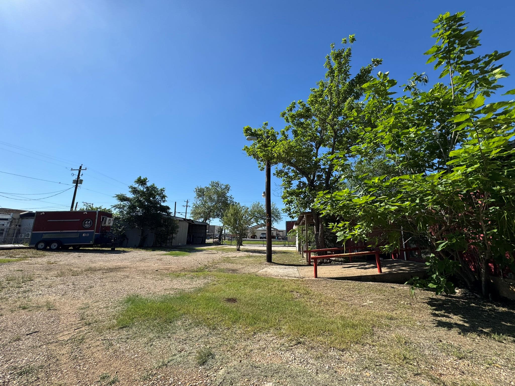 120 W 3rd St, Nixon, TX 78140