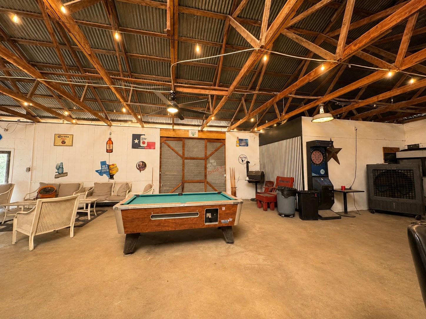 120 W 3rd St, Nixon, TX 78140