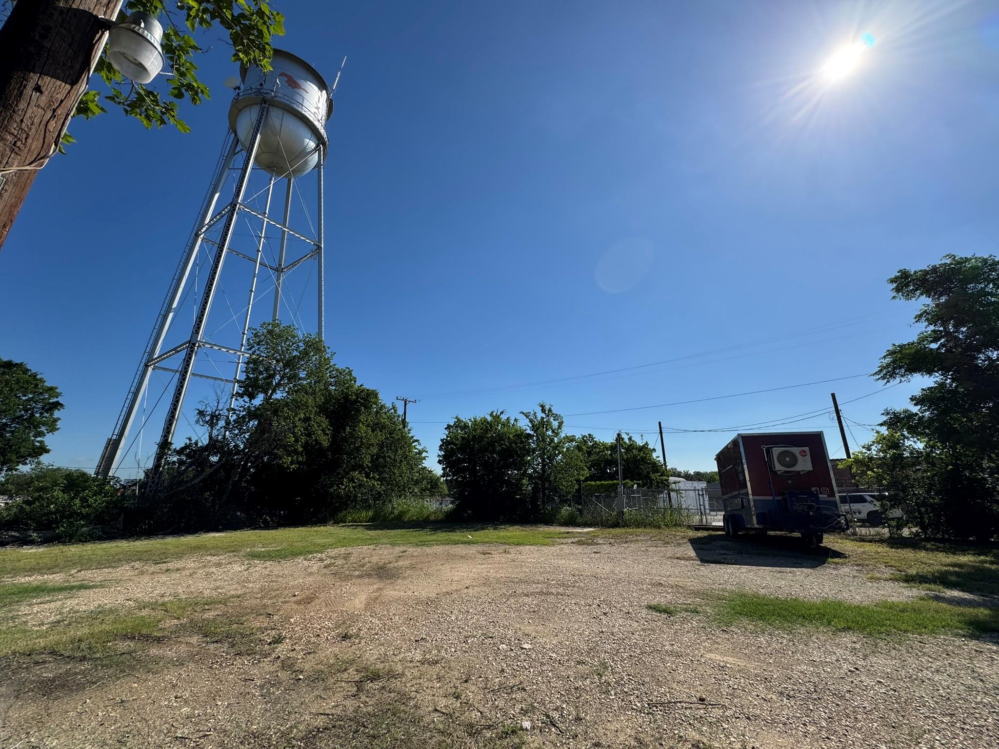 120 W 3rd St, Nixon, TX 78140