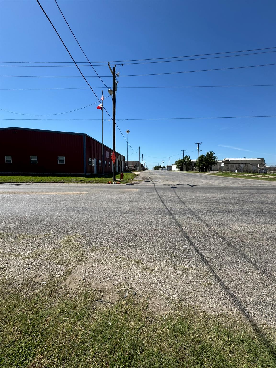 120 W 3rd St, Nixon, TX 78140