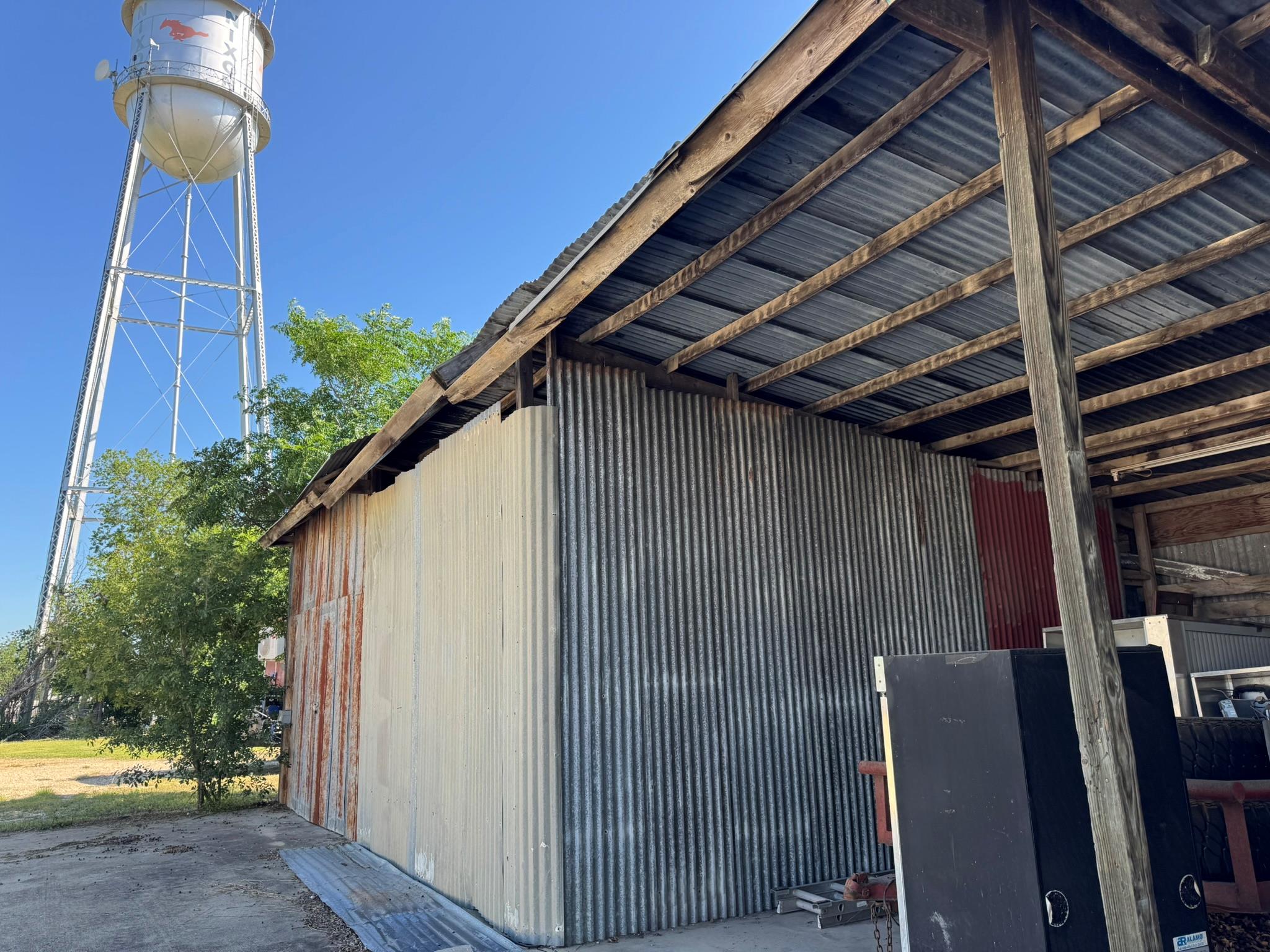 120 W 3rd St, Nixon, TX 78140
