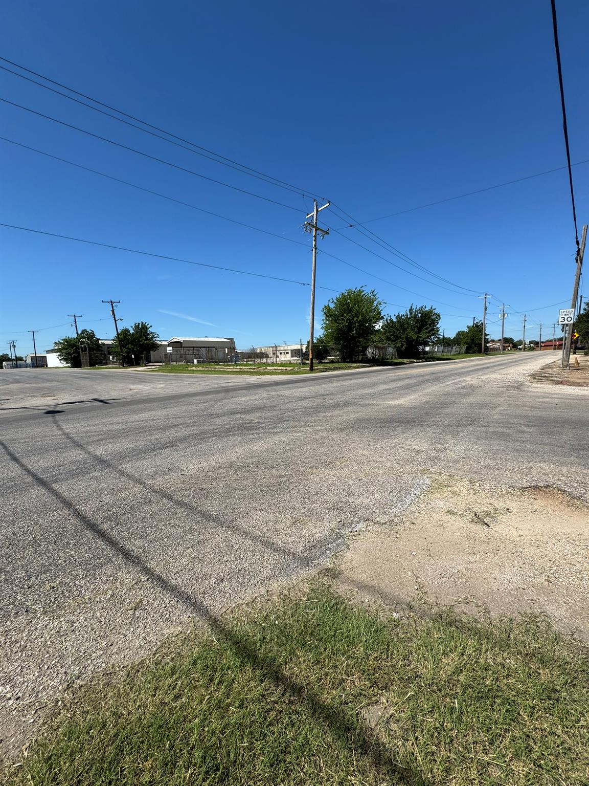120 W 3rd St, Nixon, TX 78140