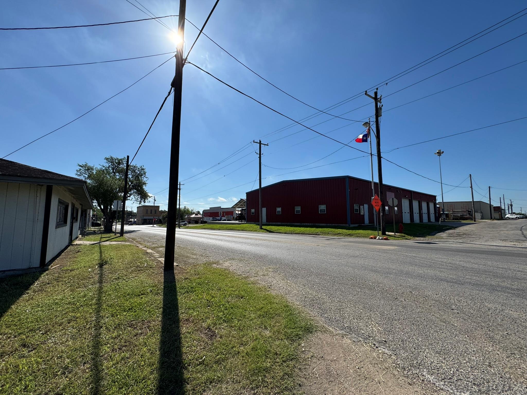 120 W 3rd St, Nixon, TX 78140