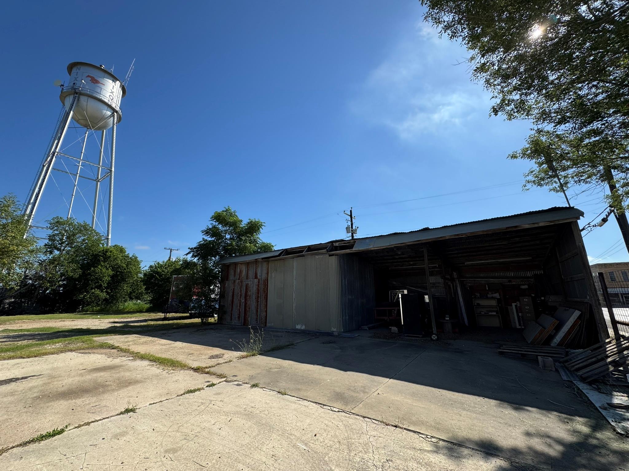 120 W 3rd St, Nixon, TX 78140