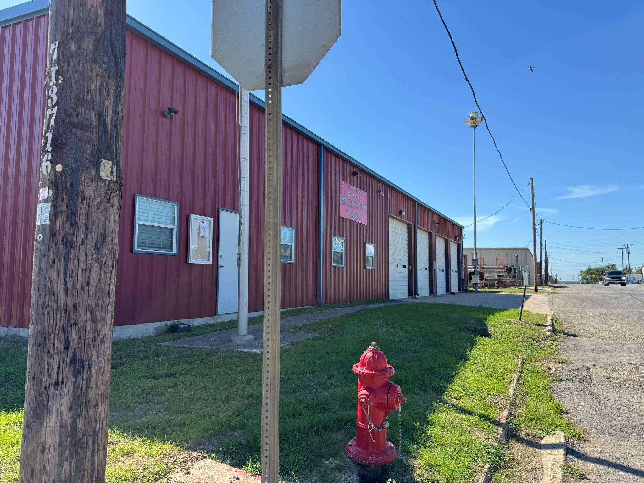 120 W 3rd St, Nixon, TX 78140