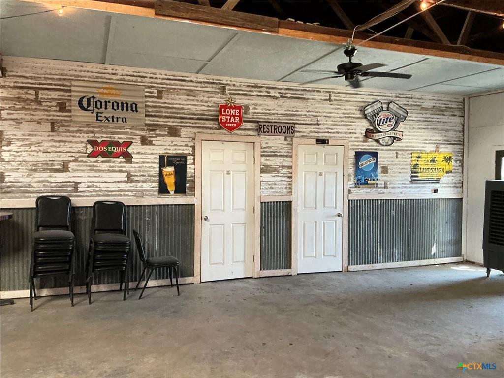 120 W 3rd St, Nixon, TX 78140