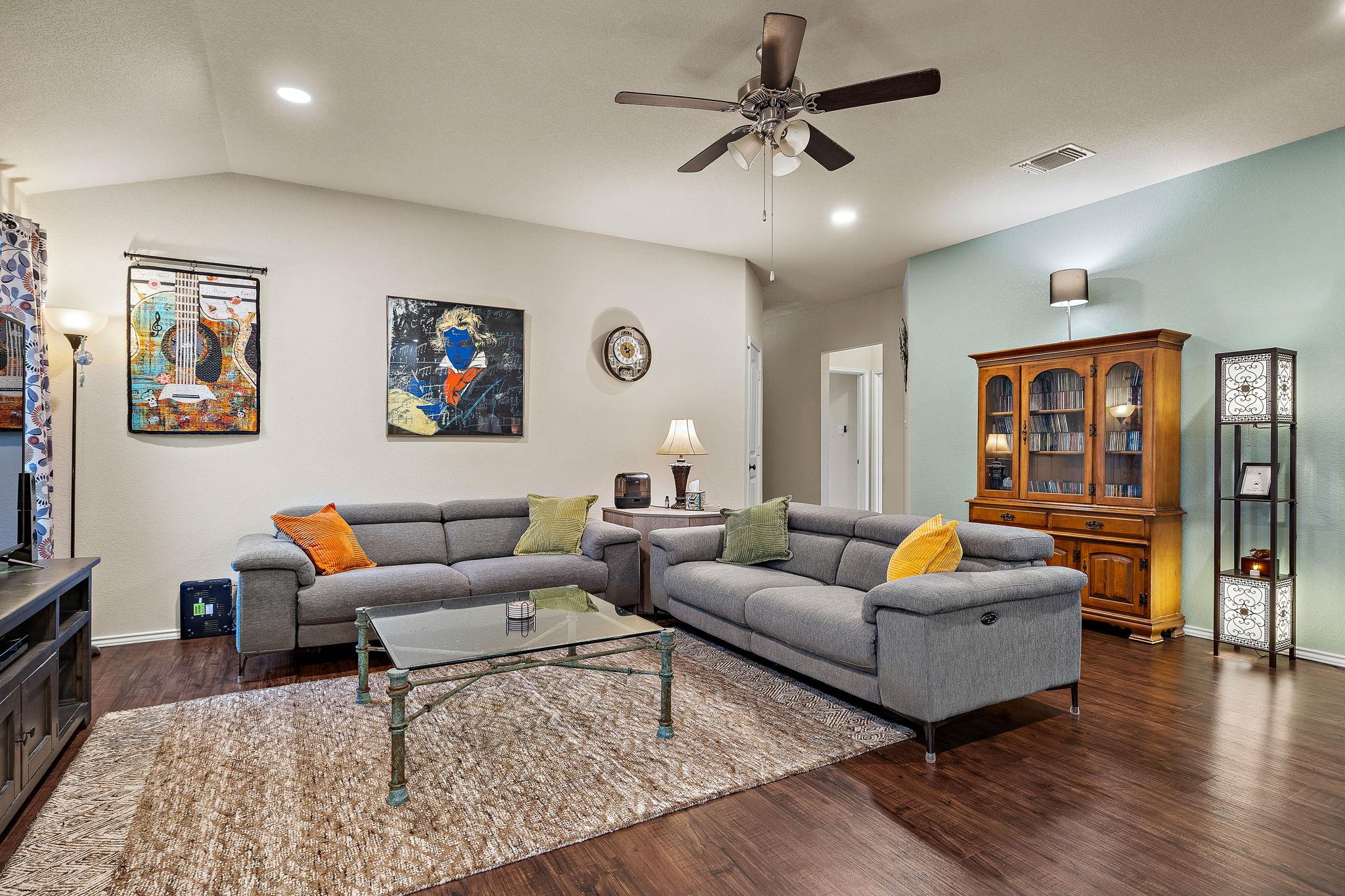 125 Beth Ann Loop, Taylor, TX 76574