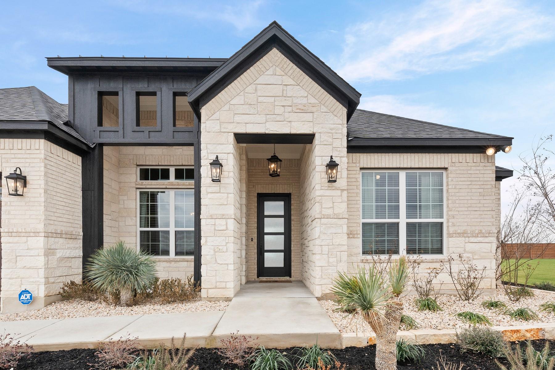 313 E Luna Blue Ln, Jarrell, TX 76537