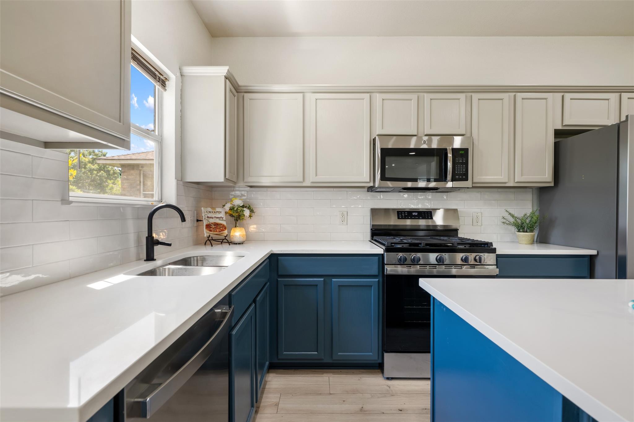 1104 Henderson Dr, Leander, TX 78641