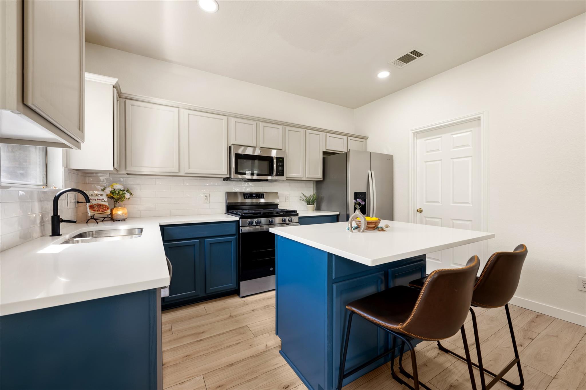 1104 Henderson Dr, Leander, TX 78641