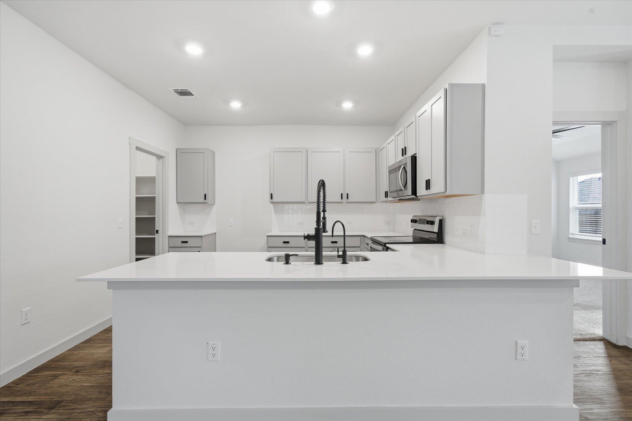 105 Krause Springs Dr, Hutto, TX 78634