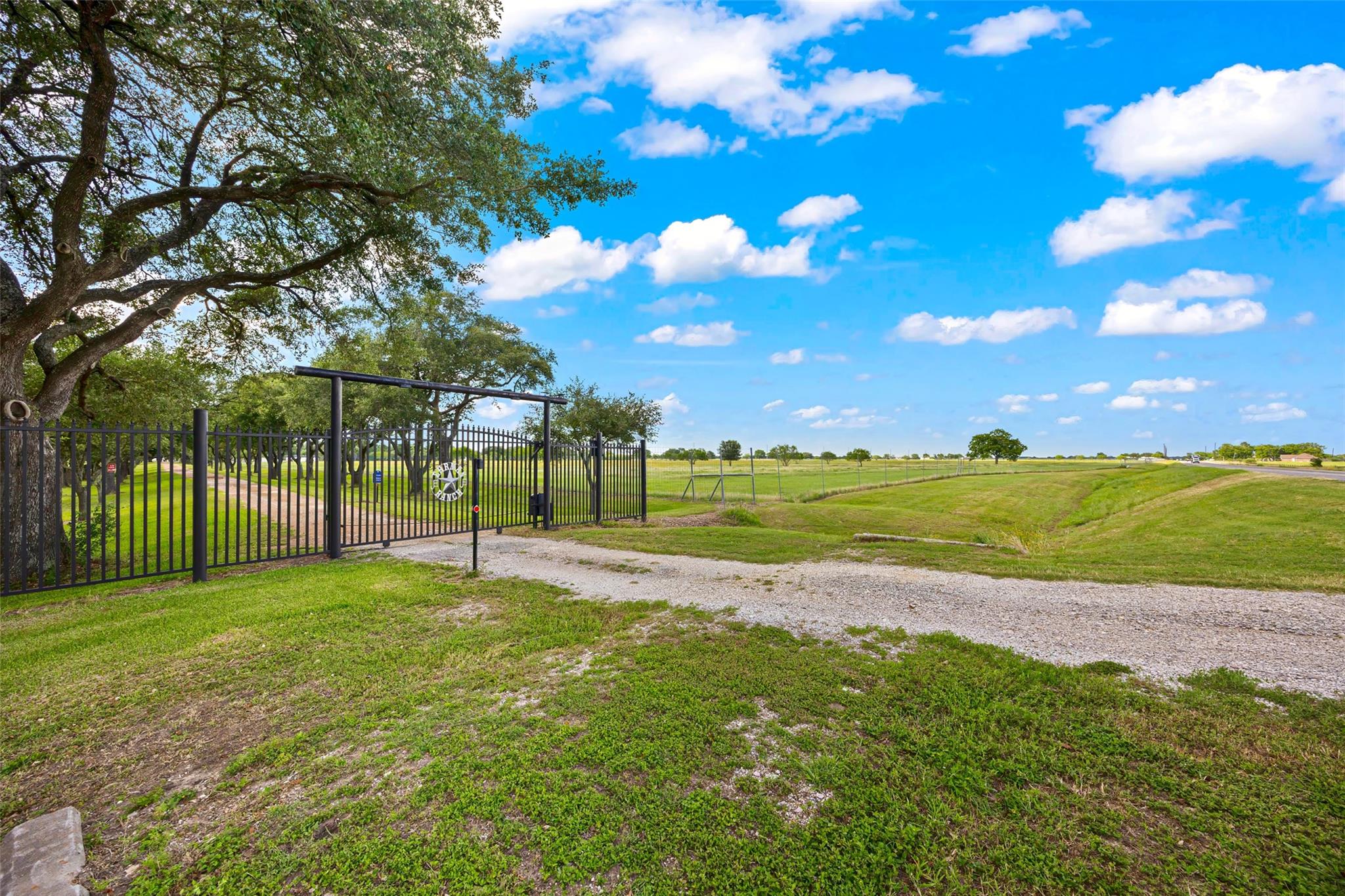 5523 Ehrman Lake Ln, Wallis, TX 77485