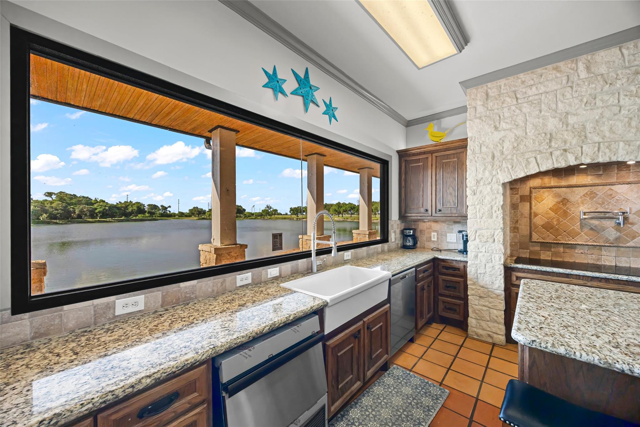 5523 Ehrman Lake Ln, Wallis, TX 77485