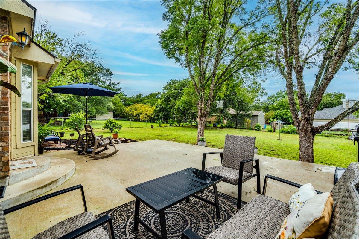 210 Meadow Woods Dr, Kyle, TX 78640
