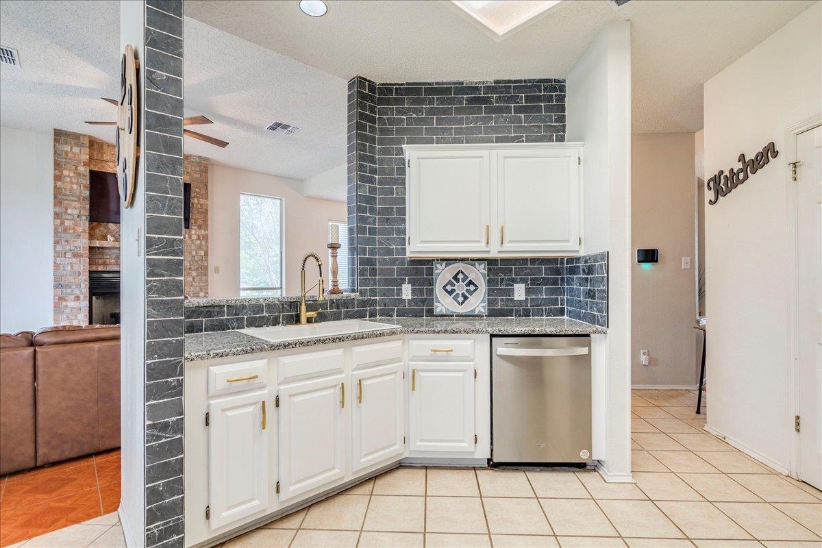210 Meadow Woods Dr, Kyle, TX 78640