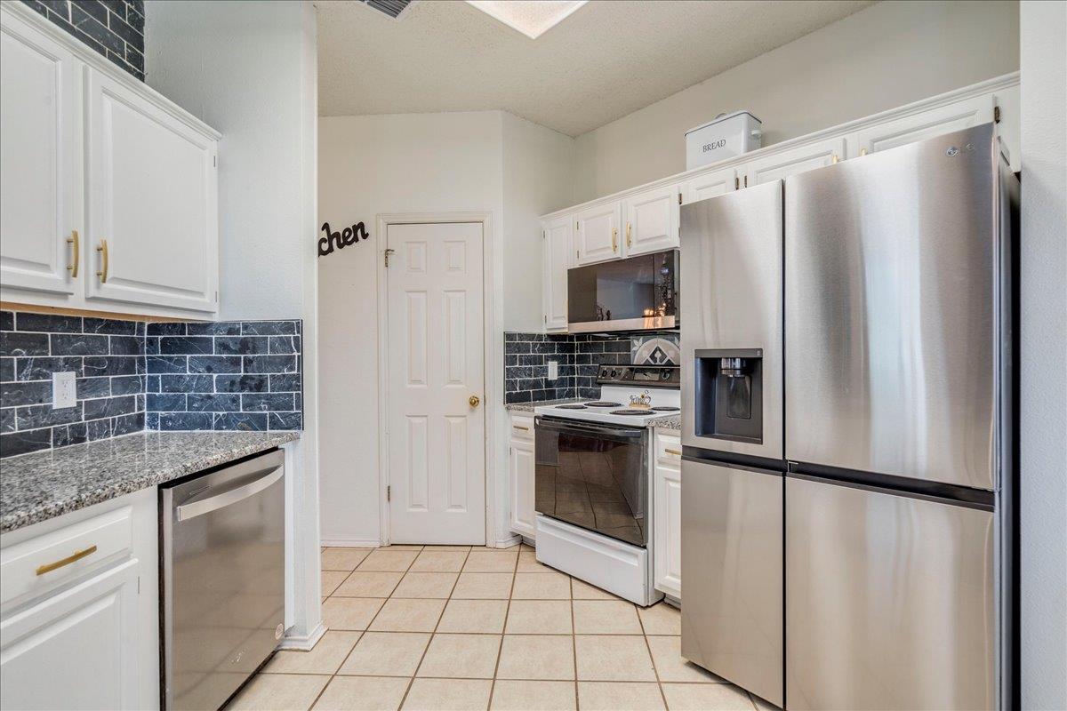 210 Meadow Woods Dr, Kyle, TX 78640