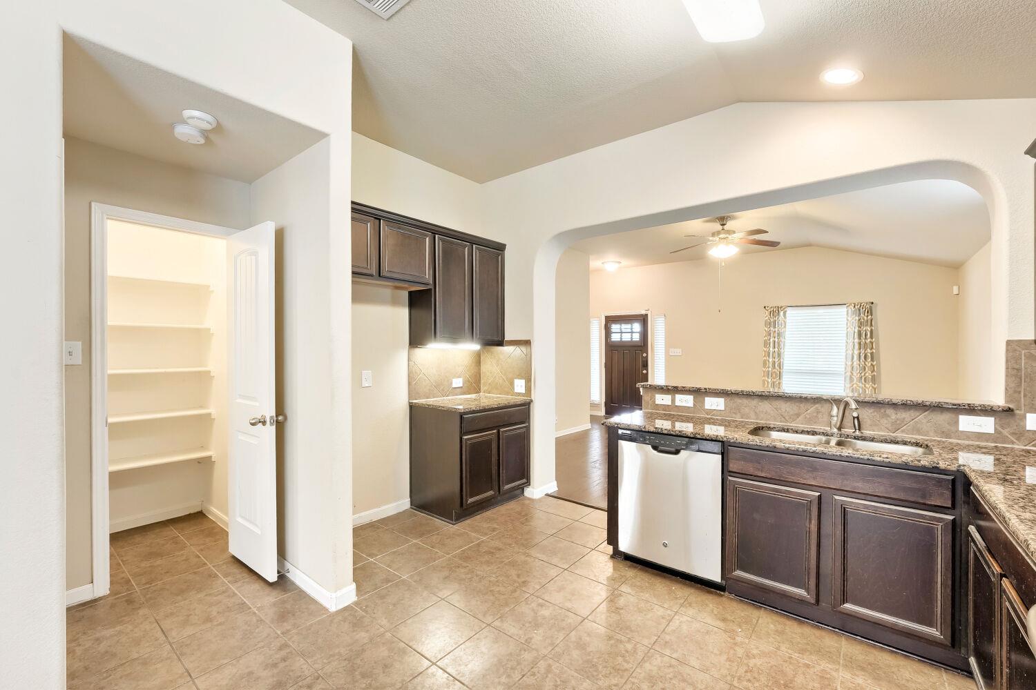 865 Heritage Springs Trl, Round Rock, TX 78664