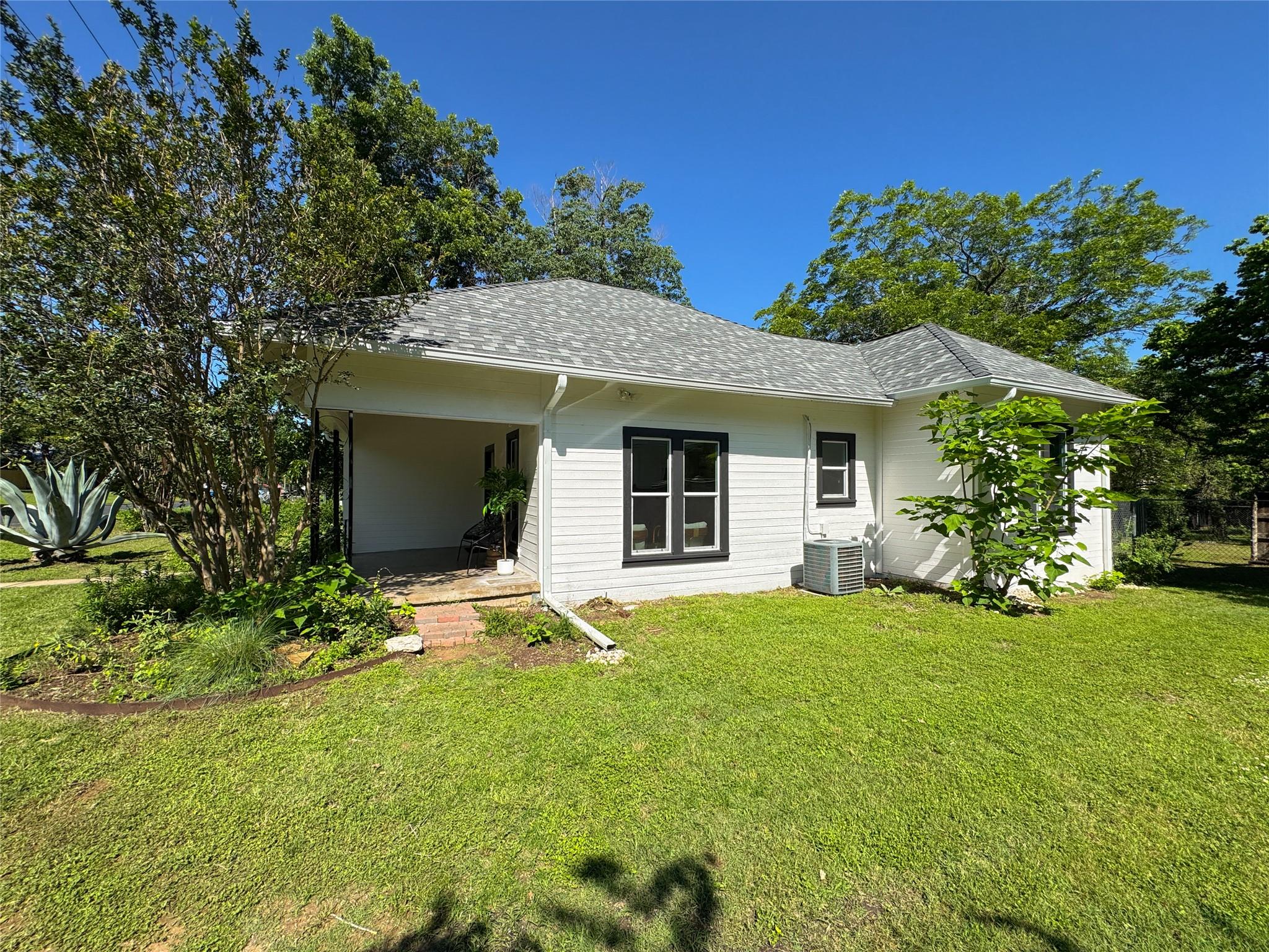 302 E Brenham St, Elgin, TX 78621