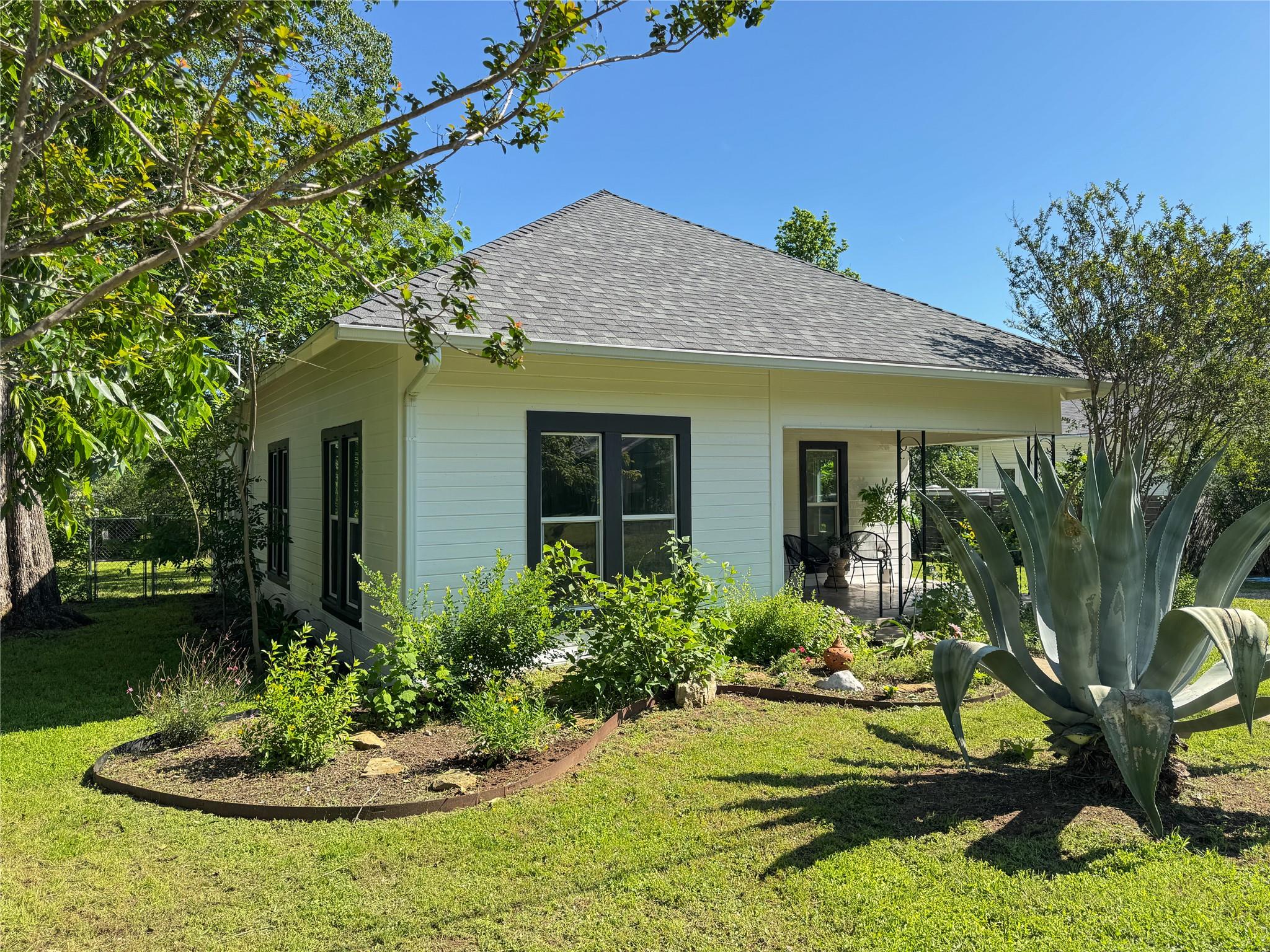 302 E Brenham St, Elgin, TX 78621