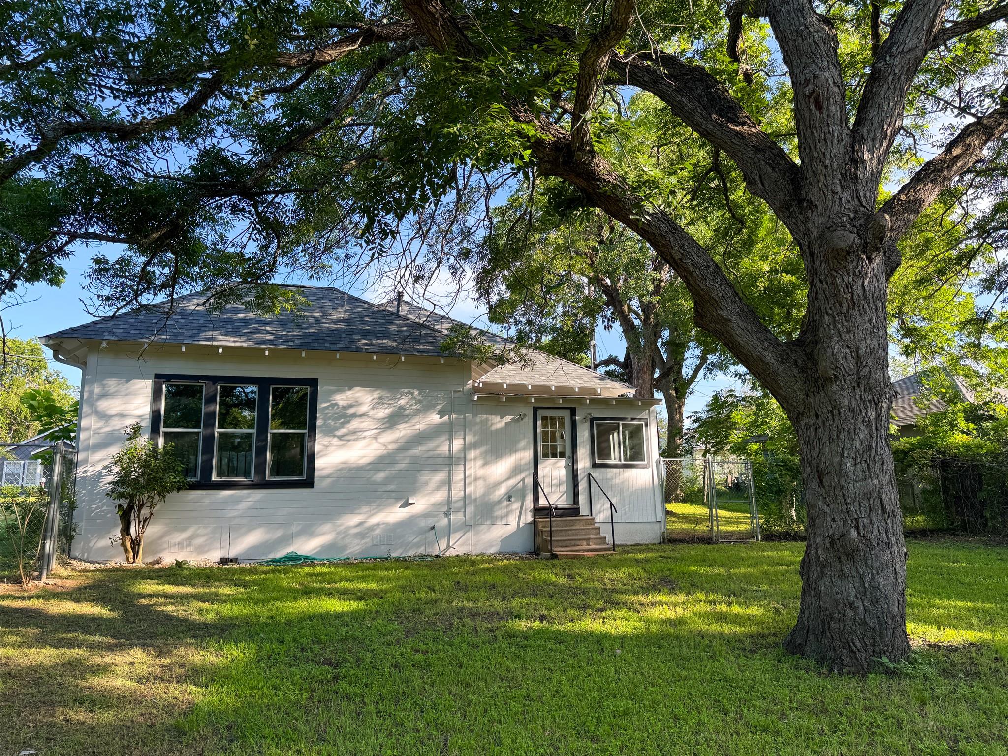 302 E Brenham St, Elgin, TX 78621