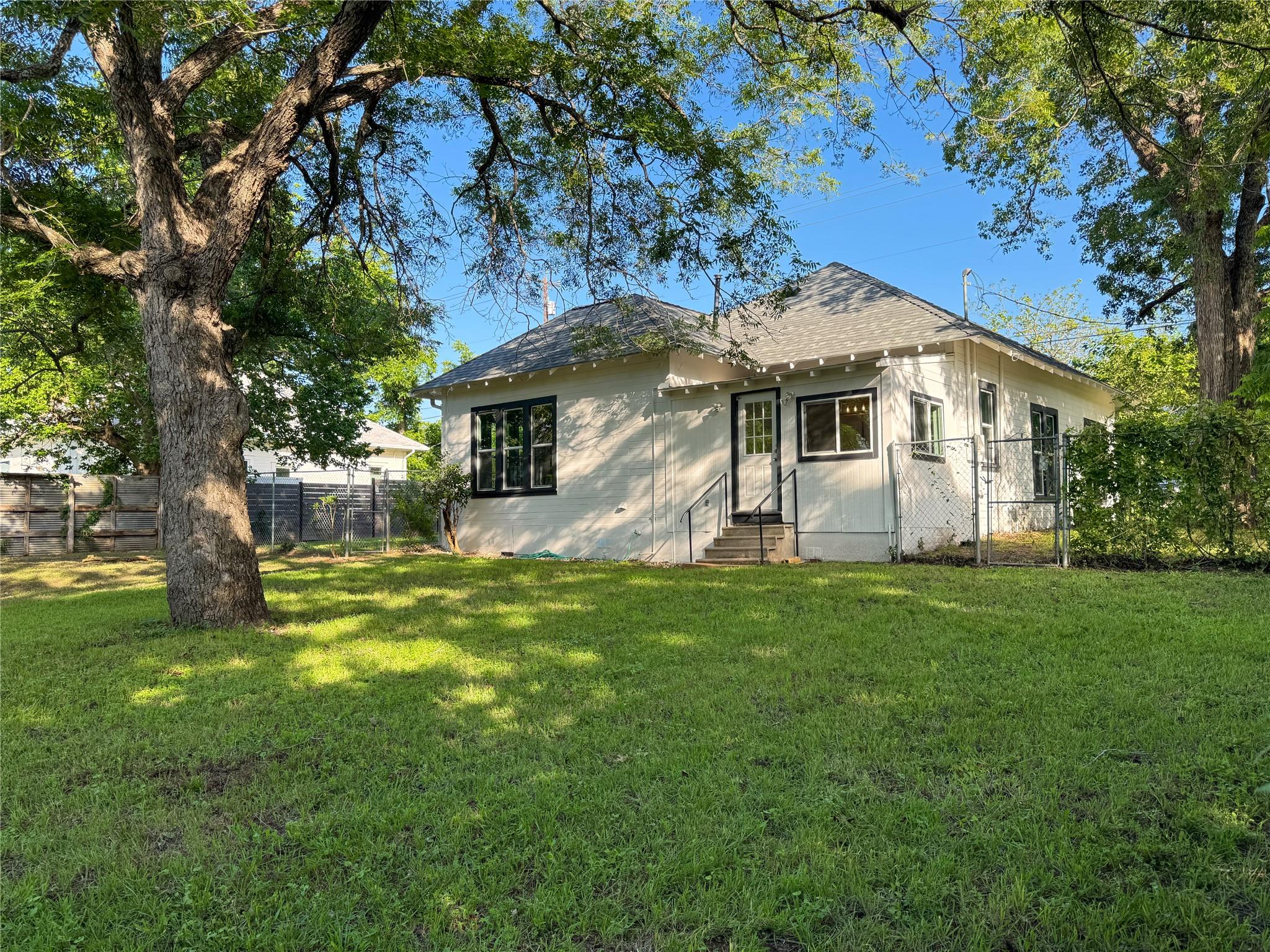302 E Brenham St, Elgin, TX 78621