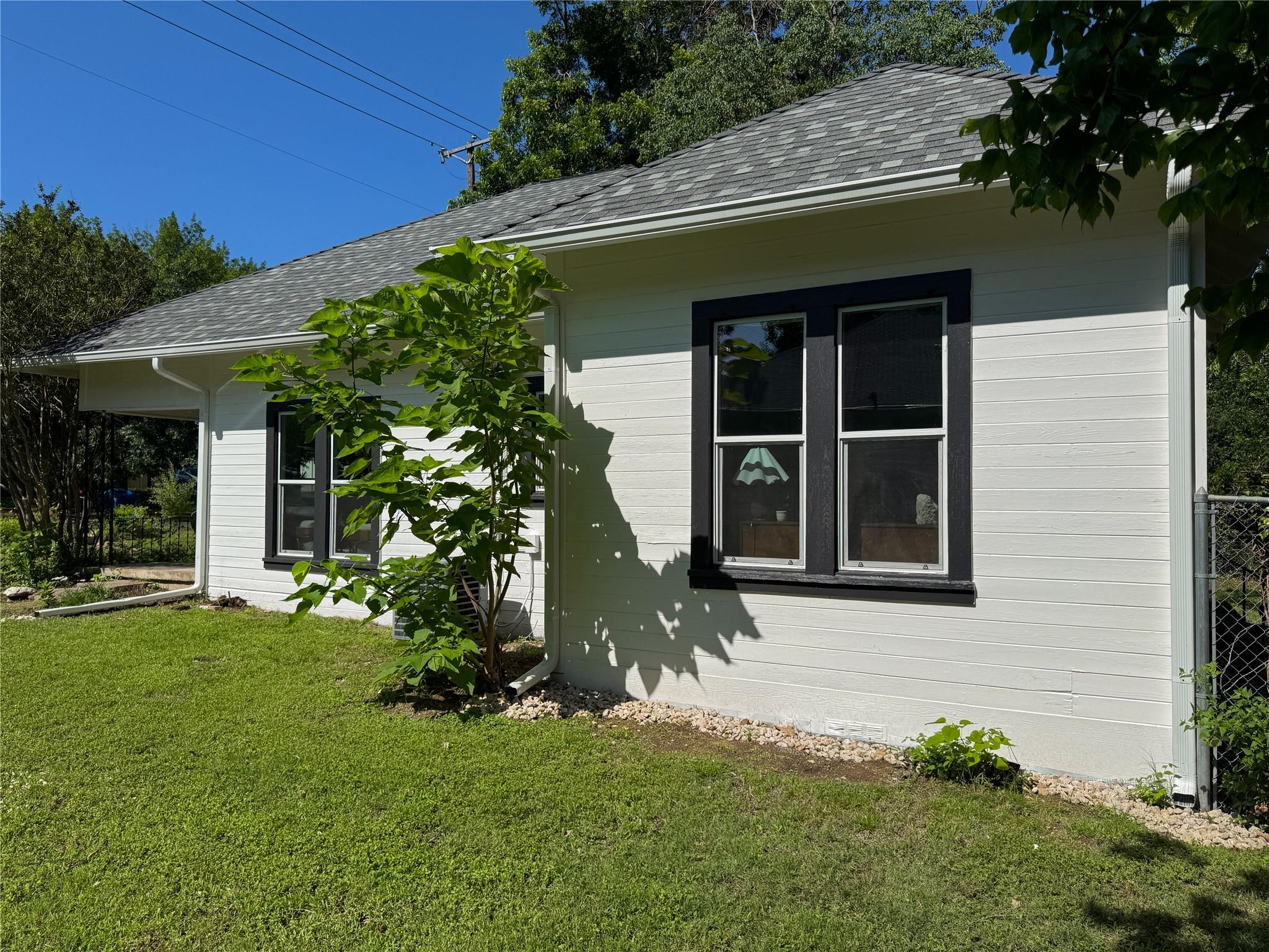 302 E Brenham St, Elgin, TX 78621