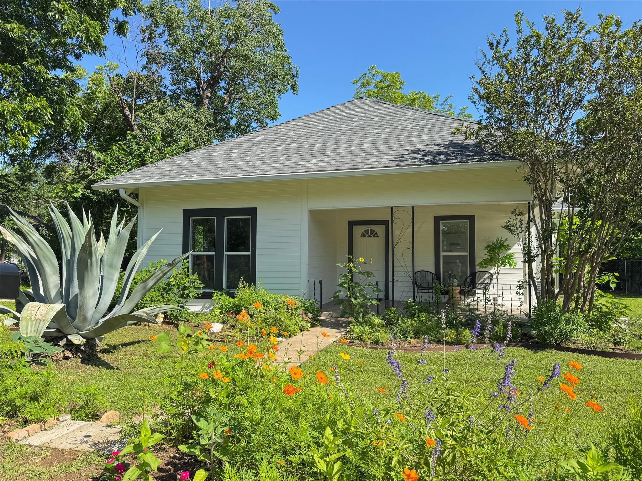 302 E Brenham St, Elgin, TX 78621