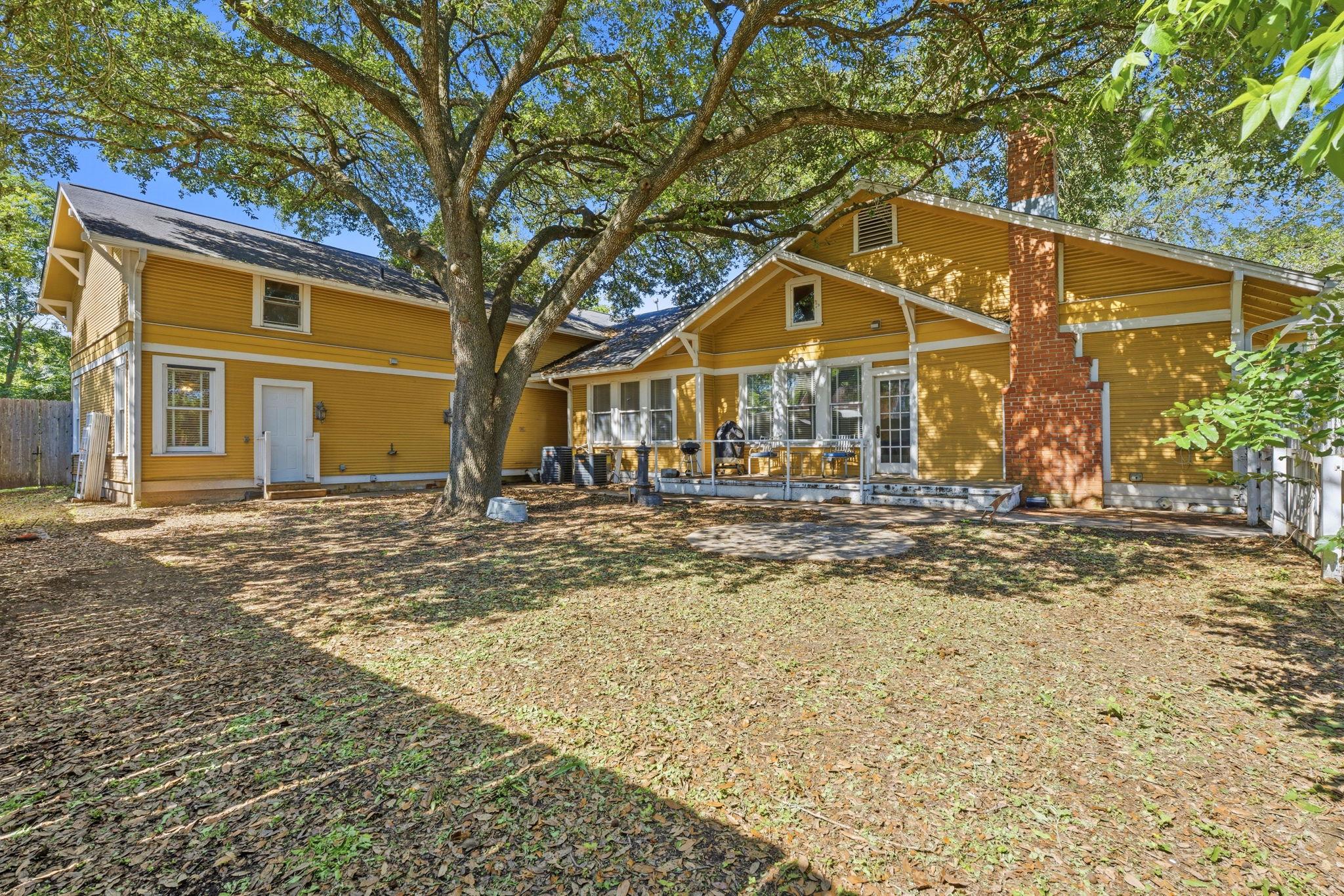 1232 Spruce St, Lockhart, TX 78644