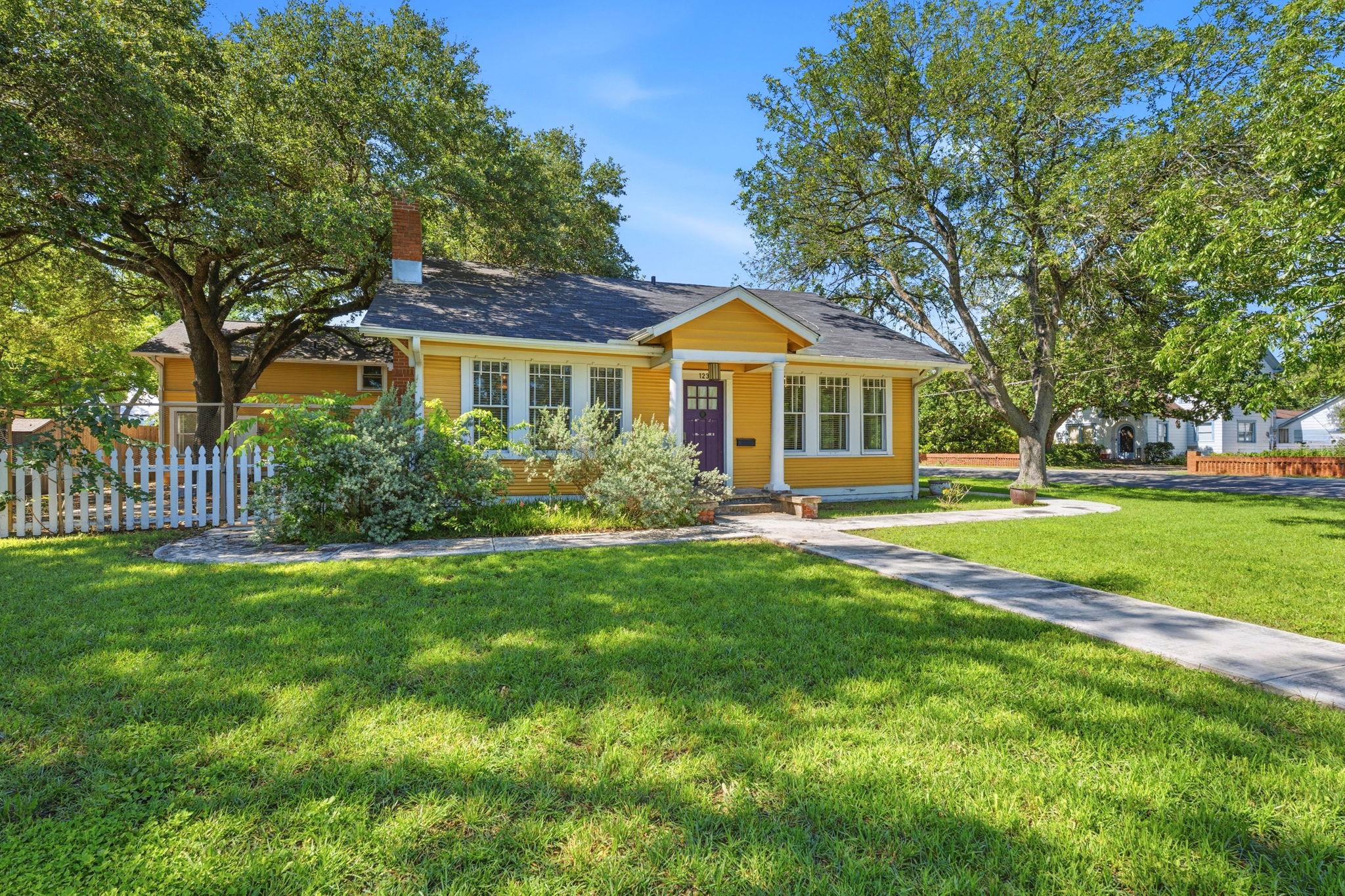 1232 Spruce St, Lockhart, TX 78644