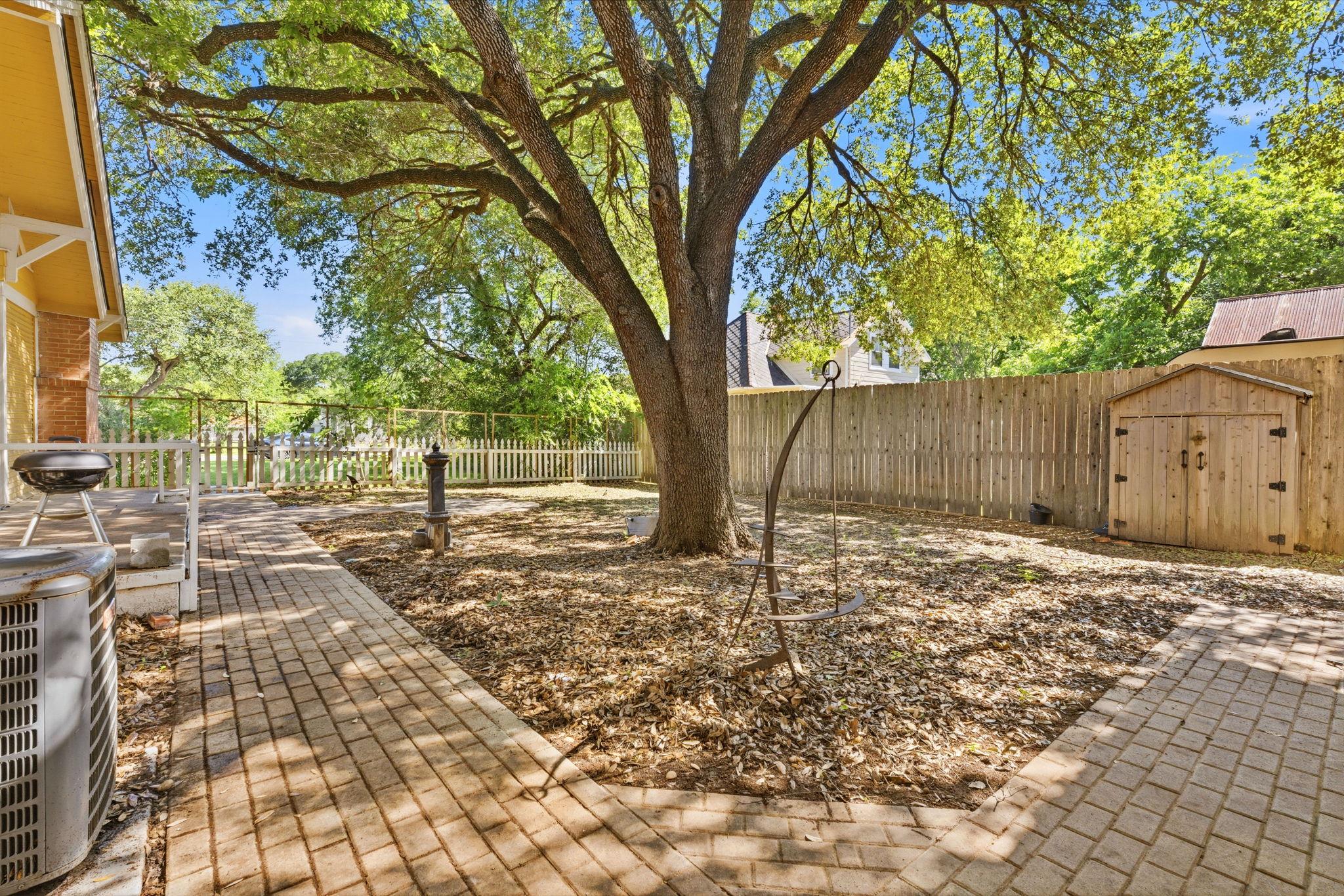 1232 Spruce St, Lockhart, TX 78644