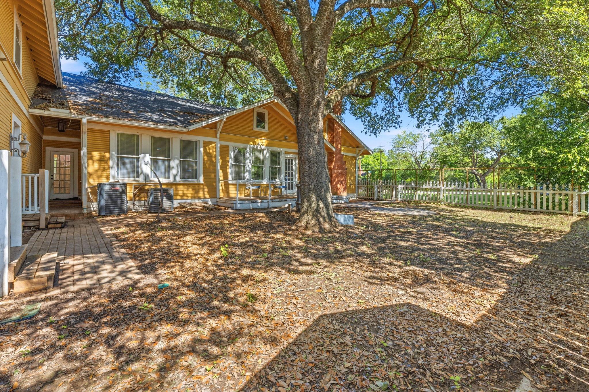 1232 Spruce St, Lockhart, TX 78644