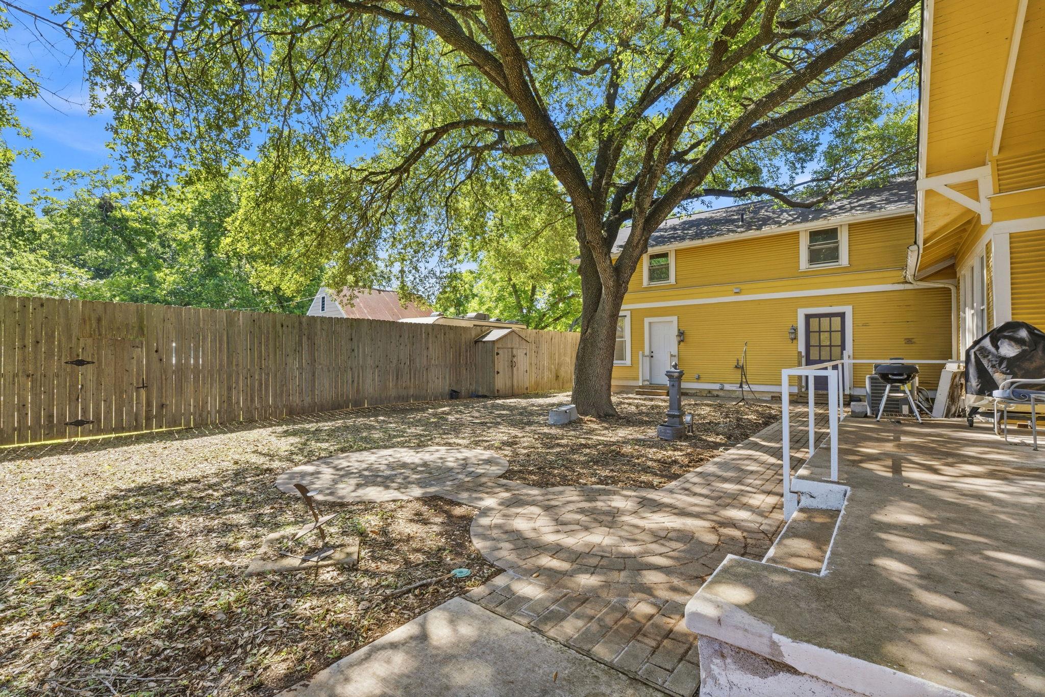 1232 Spruce St, Lockhart, TX 78644