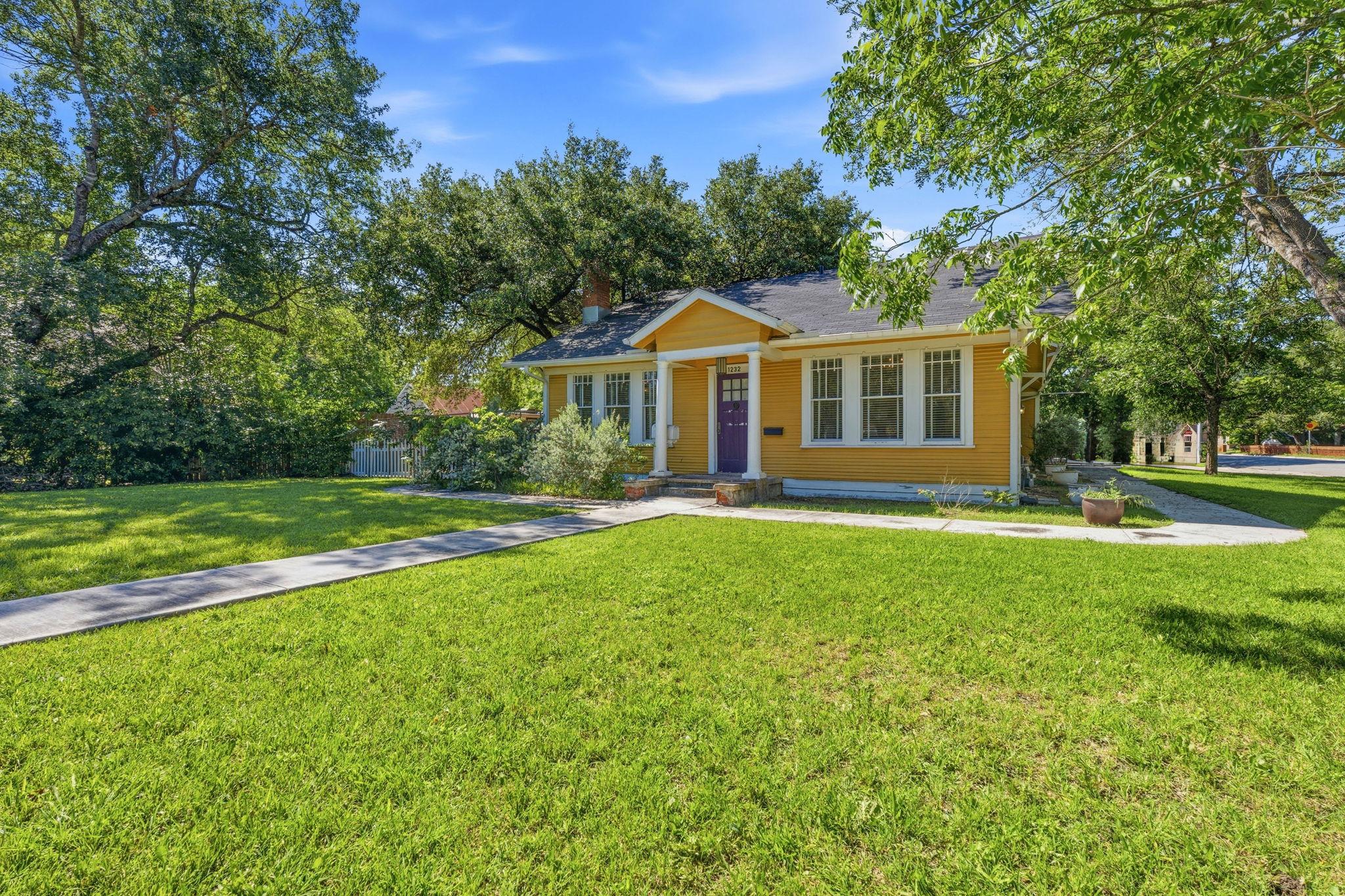 1232 Spruce St, Lockhart, TX 78644