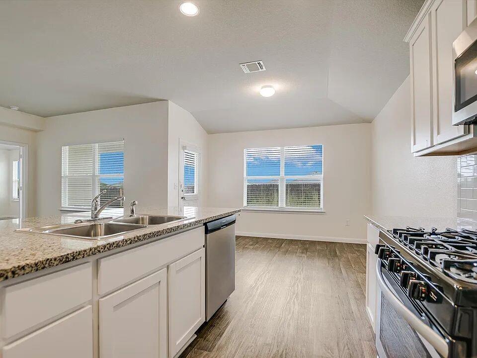 1011 Pembroke Ct, Hutto, TX 78634