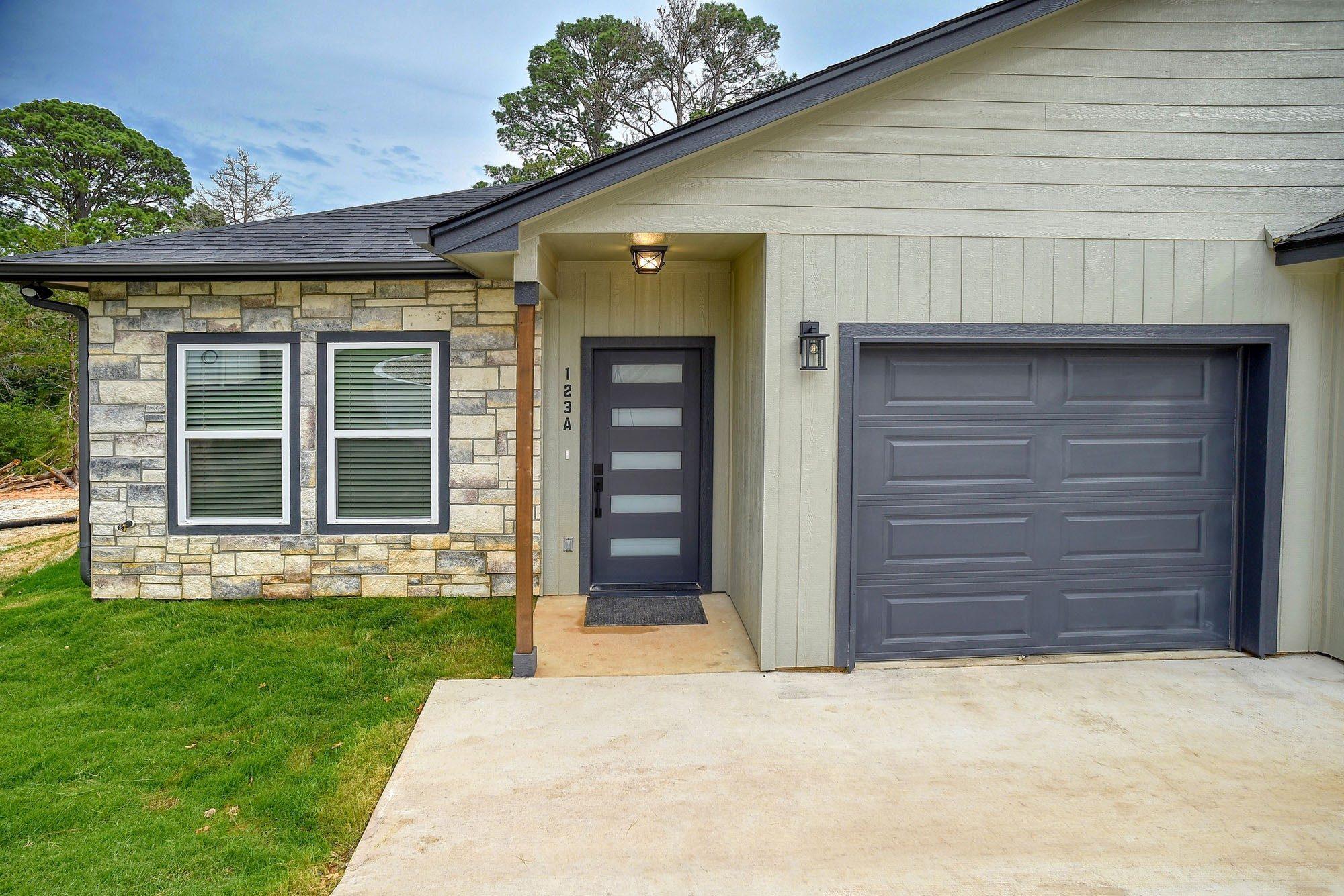123 S Kanaio Dr, Bastrop, TX 78602