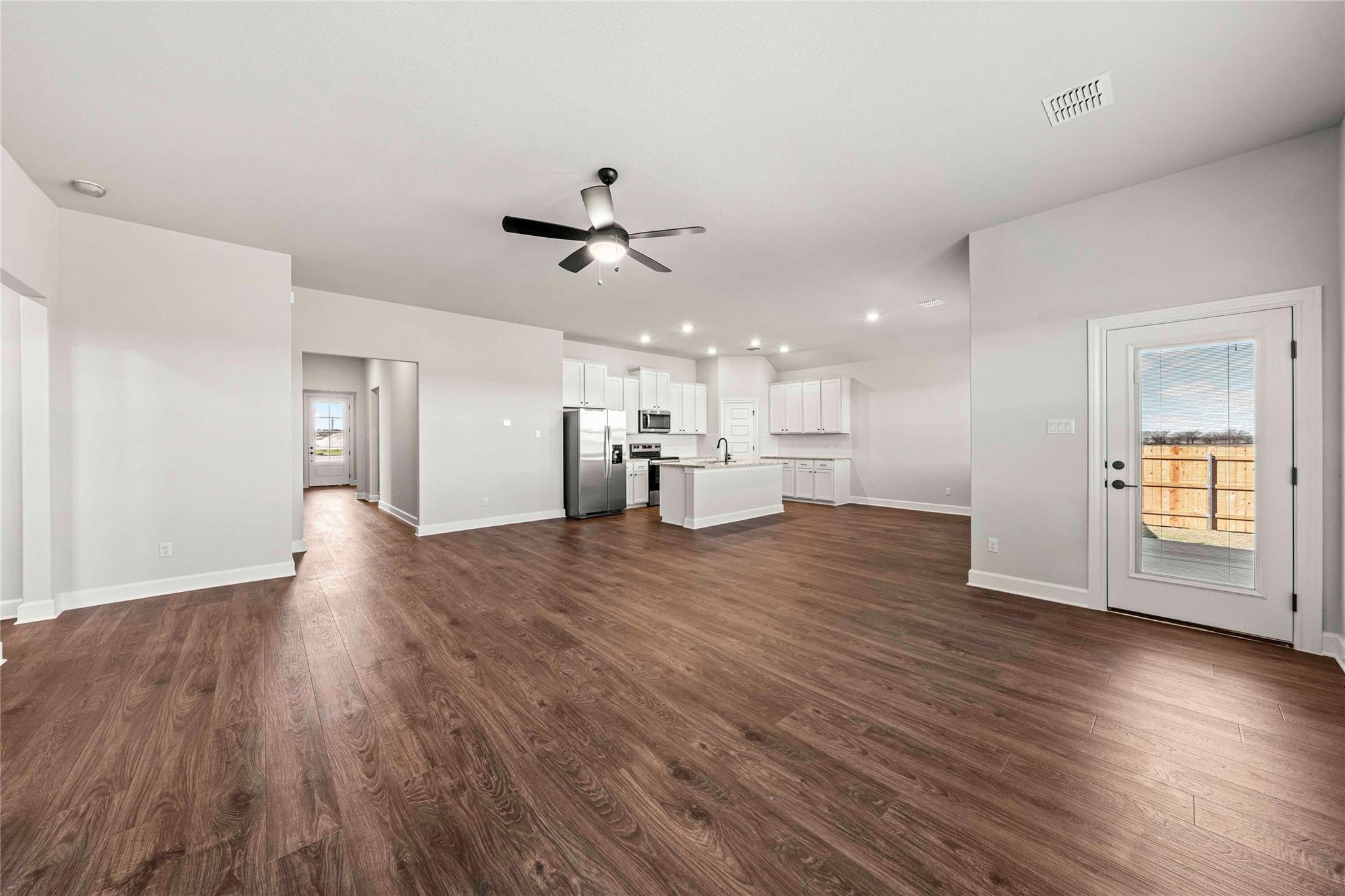 405 W Luna Blue Ln, Jarrell, TX 76537
