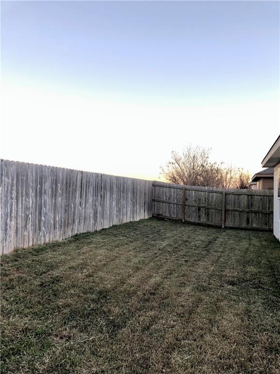 221 Geode Ln, Jarrell, TX 76537