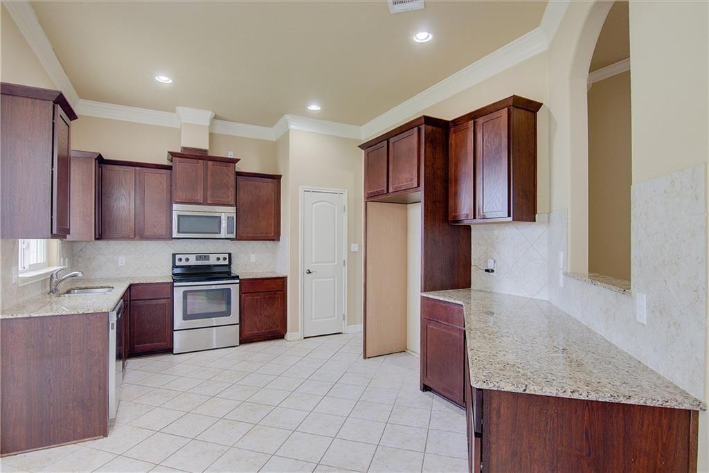 221 Geode Ln, Jarrell, TX 76537