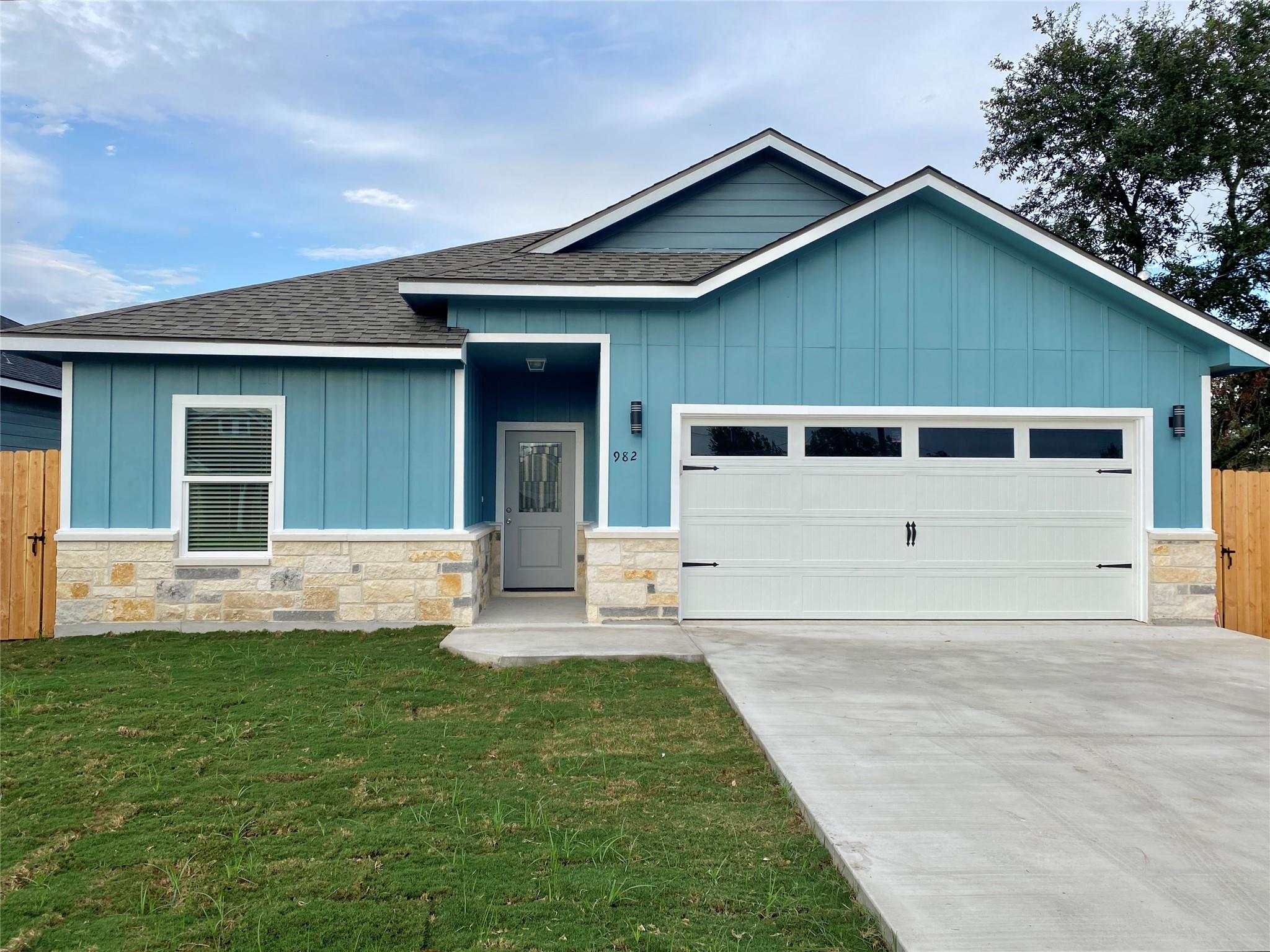 982 S Navarro St, Giddings, TX 78942