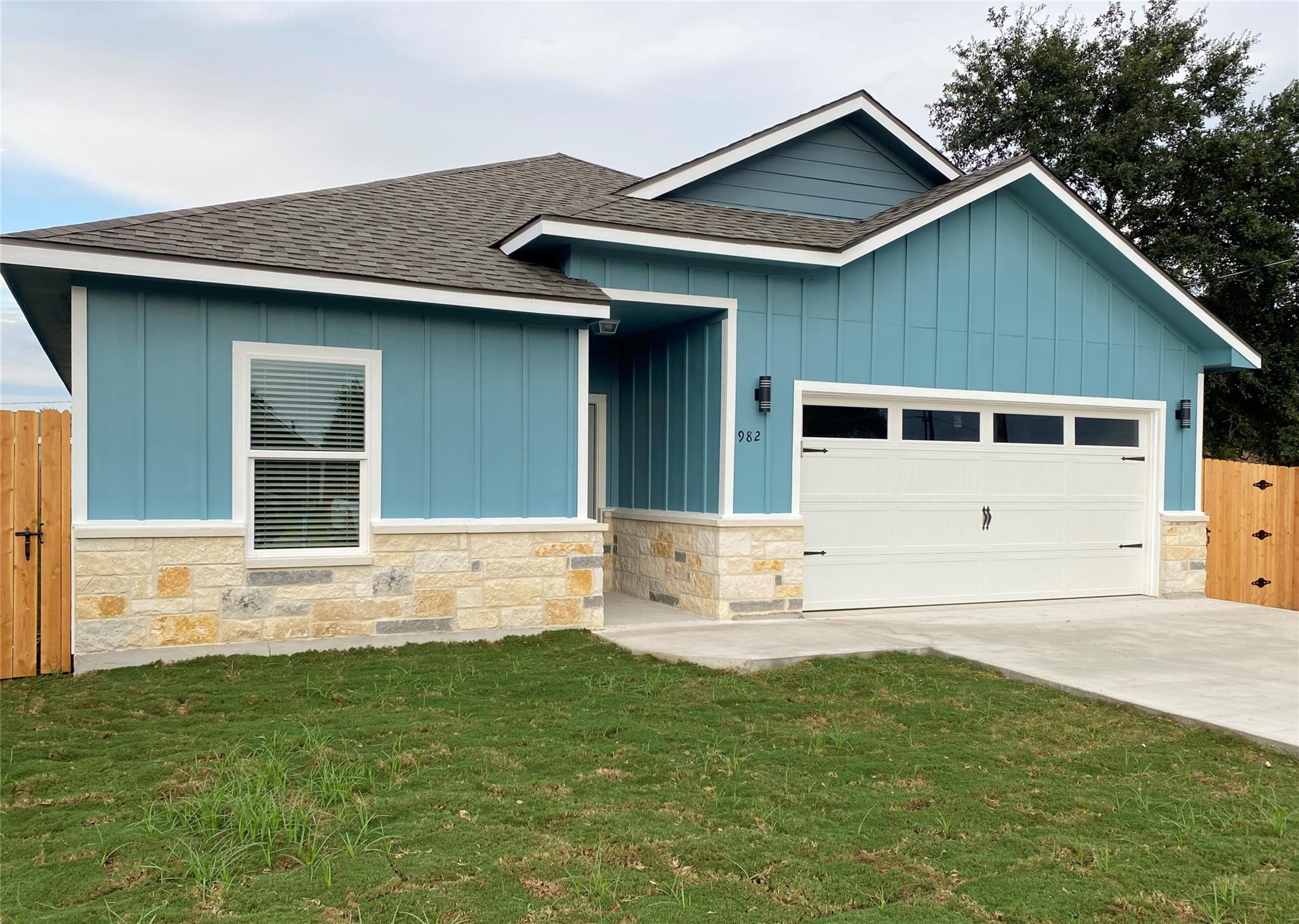 982 S Navarro St, Giddings, TX 78942
