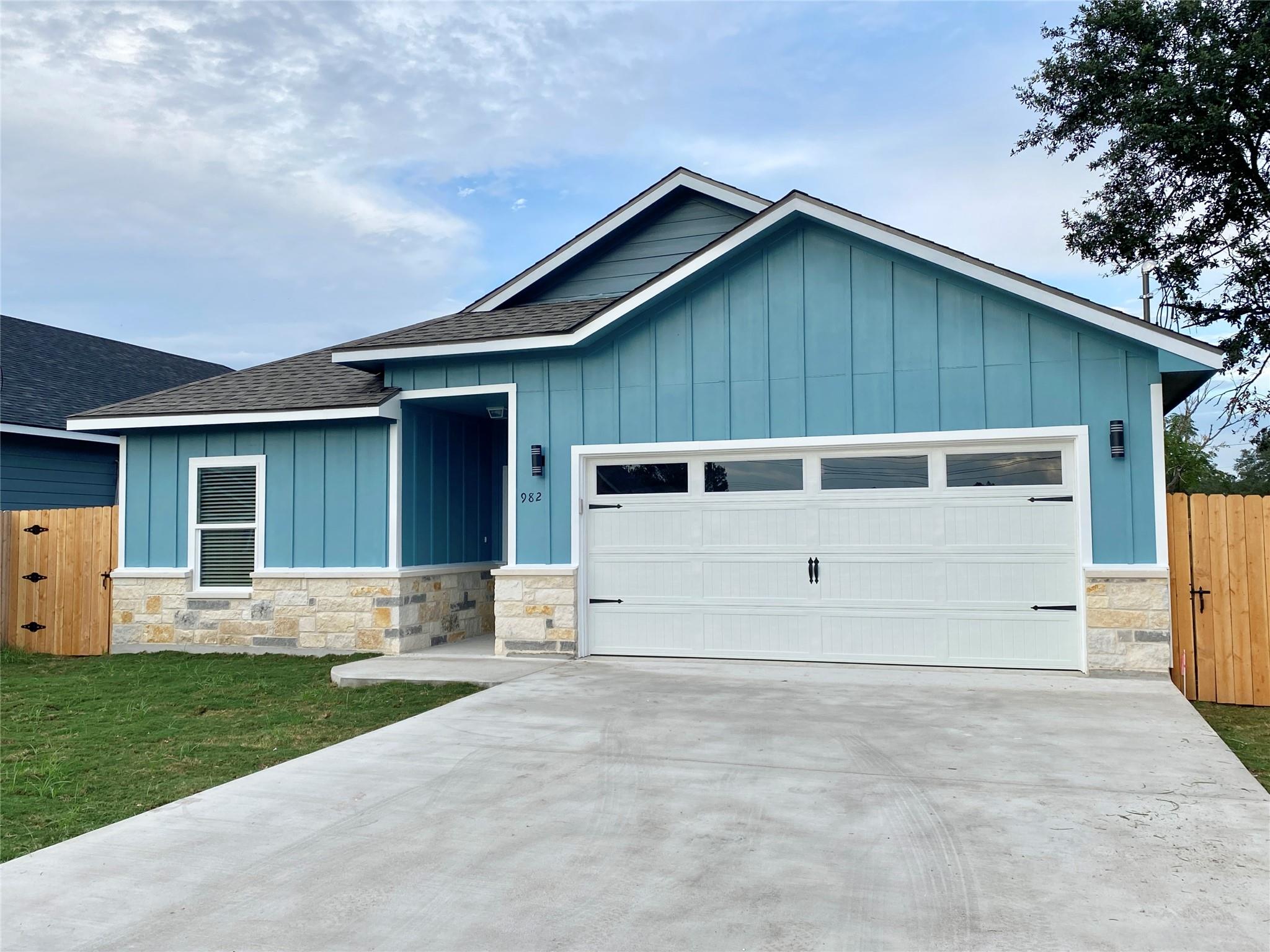 982 S Navarro St, Giddings, TX 78942