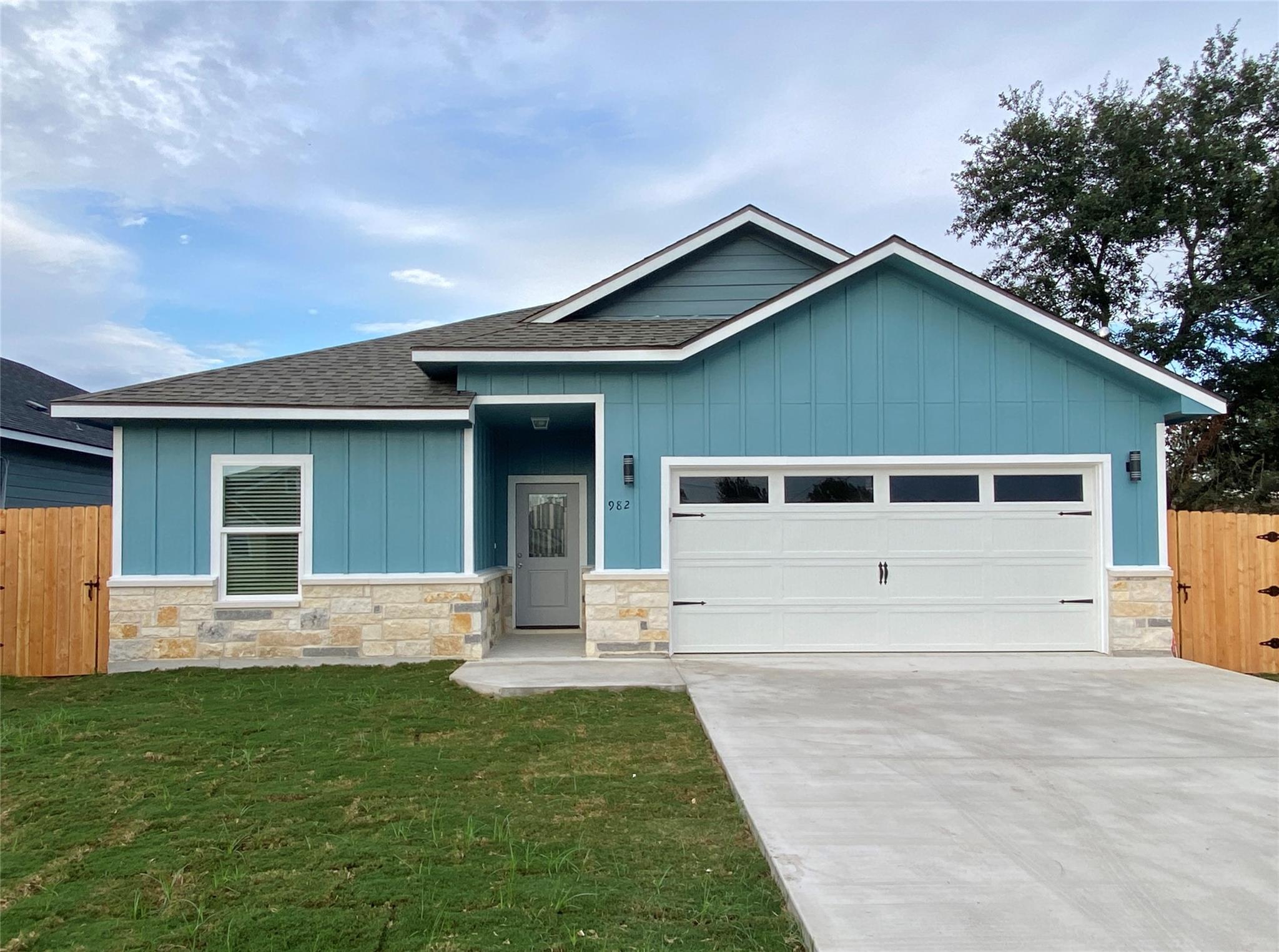 982 S Navarro St, Giddings, TX 78942