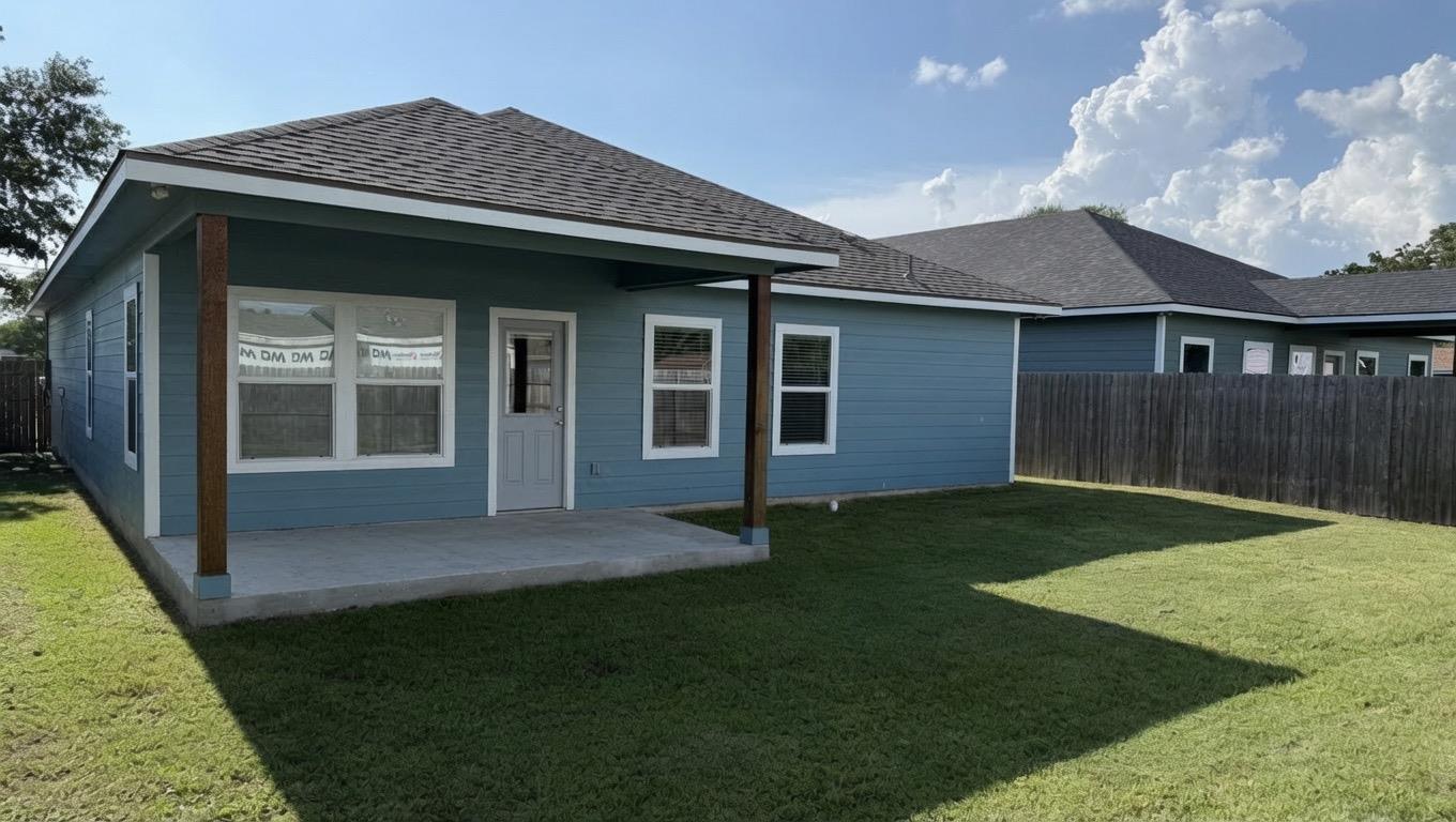 982 S Navarro St, Giddings, TX 78942