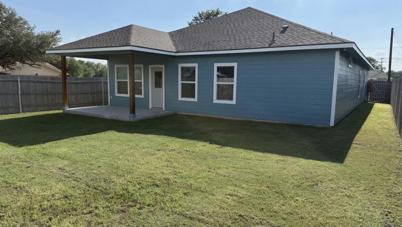 982 S Navarro St, Giddings, TX 78942