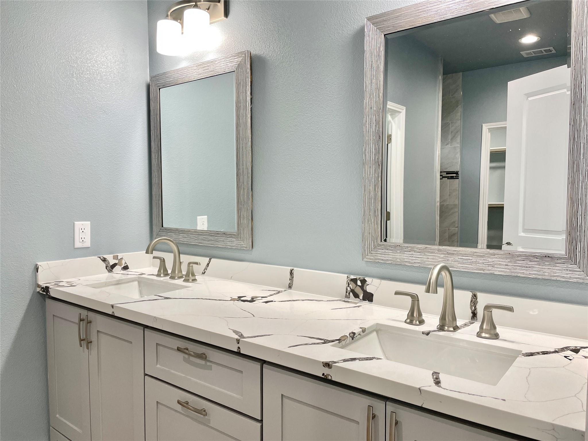 982 S Navarro St, Giddings, TX 78942