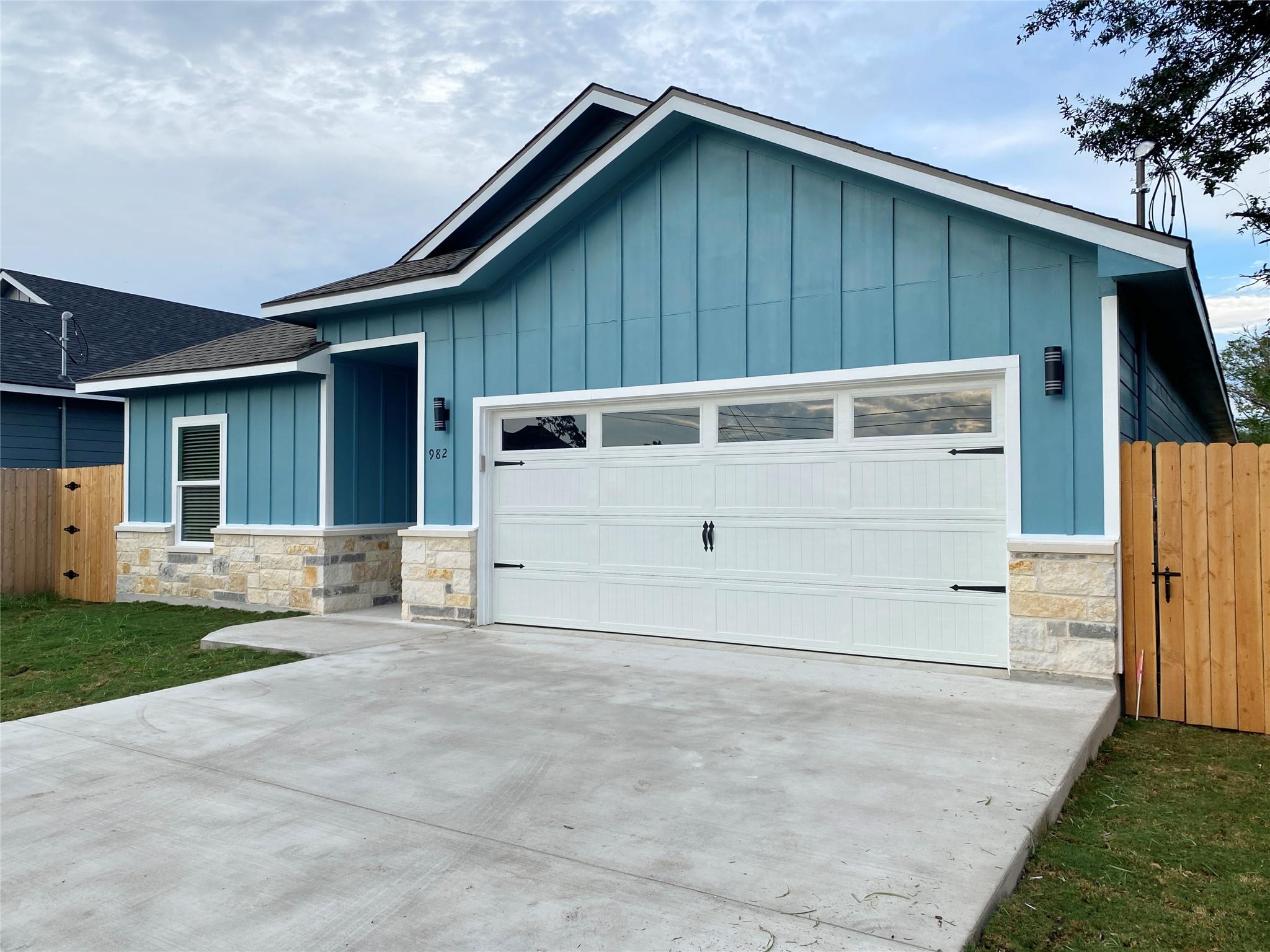 982 S Navarro St, Giddings, TX 78942