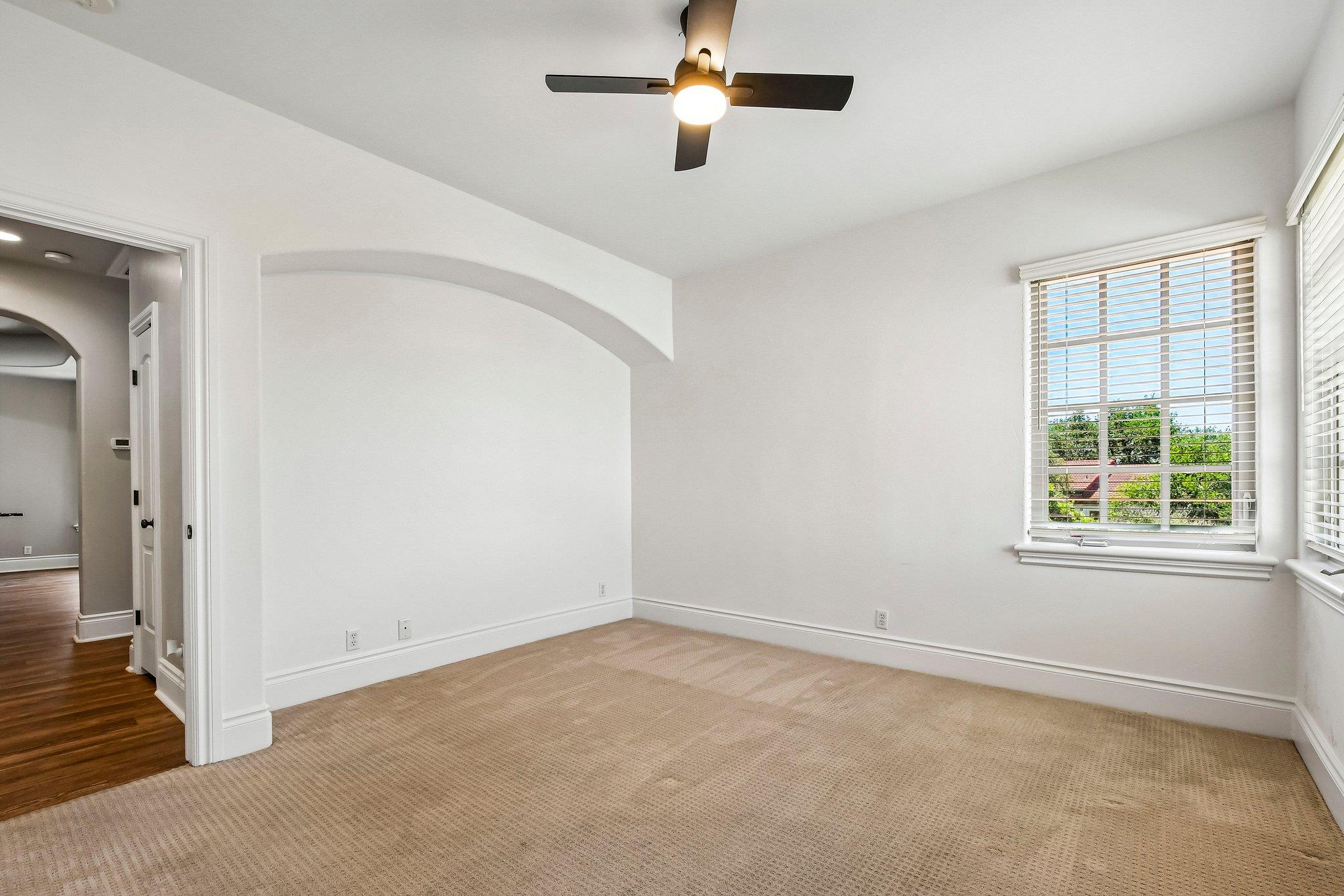 14 CAMWOOD Trl, The Hills, TX 78738