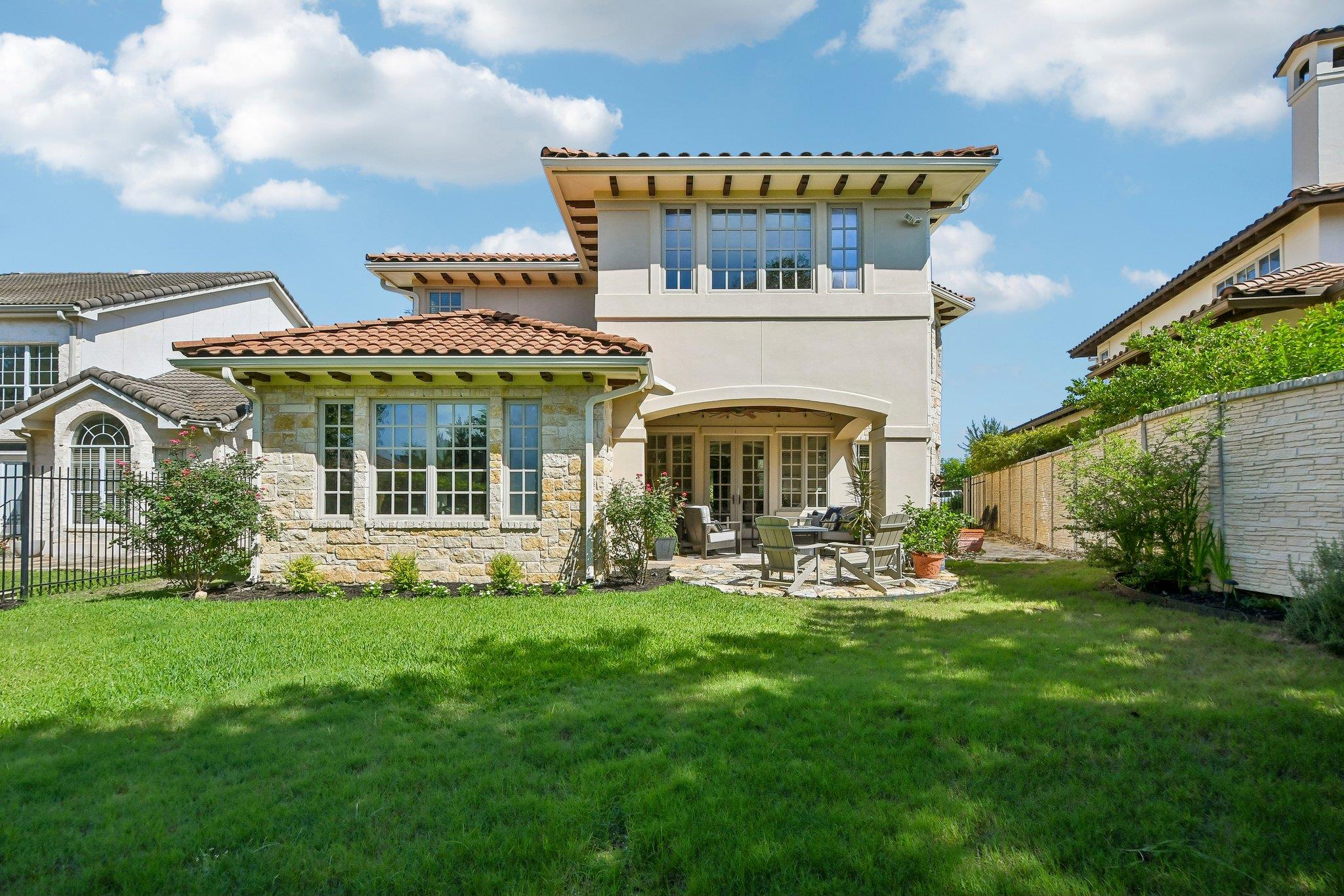 14 CAMWOOD Trl, The Hills, TX 78738
